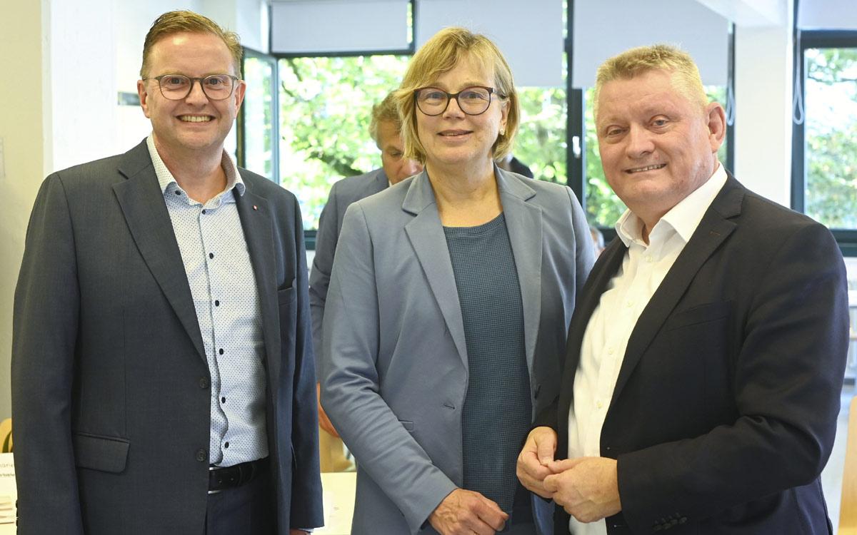 Im Podium des sozialpolitischen Fachgesprächs im Neusser Caritashaus an der Salzstraße 55 (von links): Vorstandsvorsitzender Marc Inderfurth; Eva Maria Welskop-Deffaa, Präsidentin des Deutschen Caritasverbandes; Hermann Gröhe, Bundestagsabgeordneter der CDU aus Neuss.