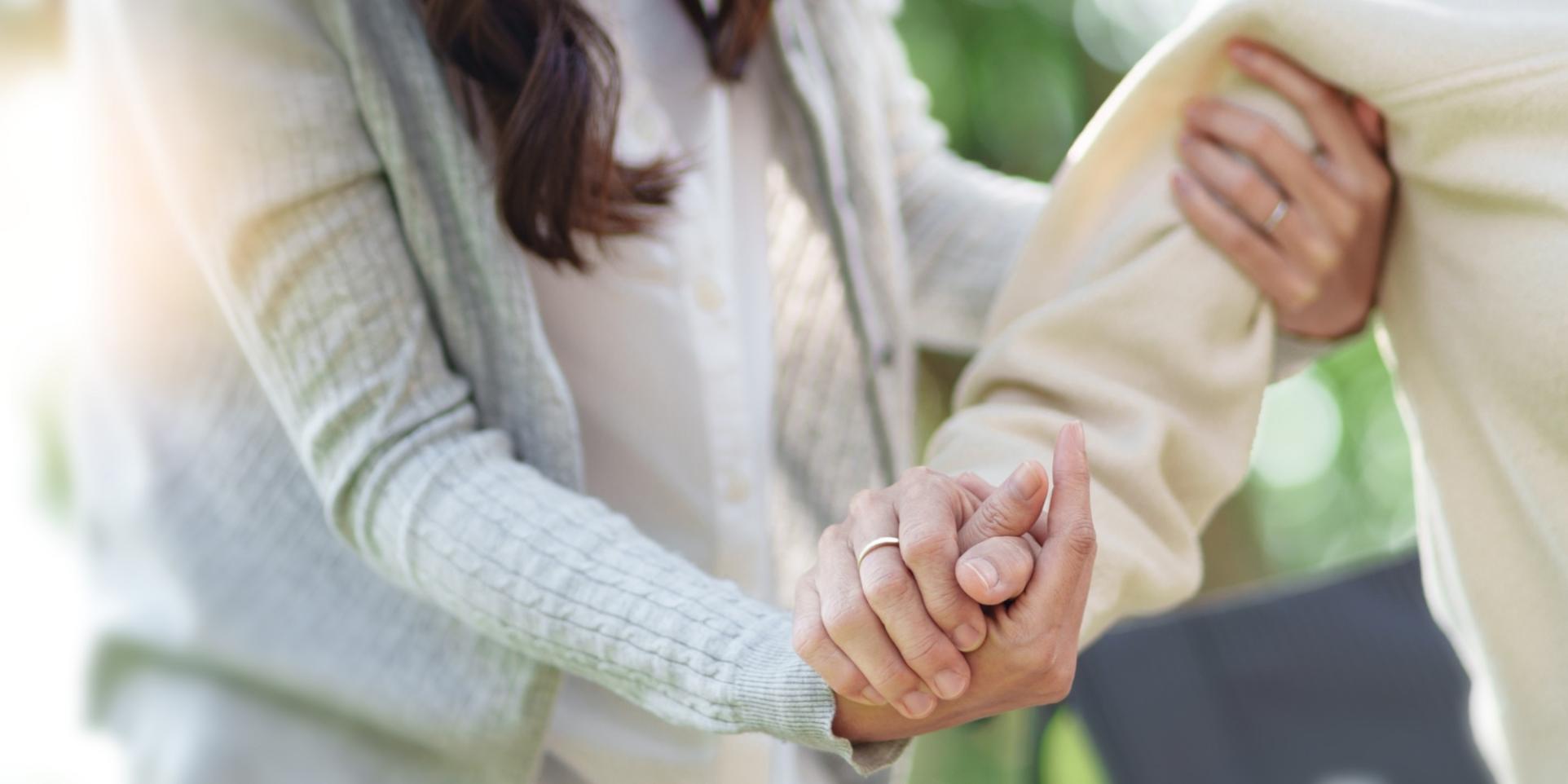 Anderen Menschen uneigennützig helfen - ehrenamtliches Engagement lohnt immer.