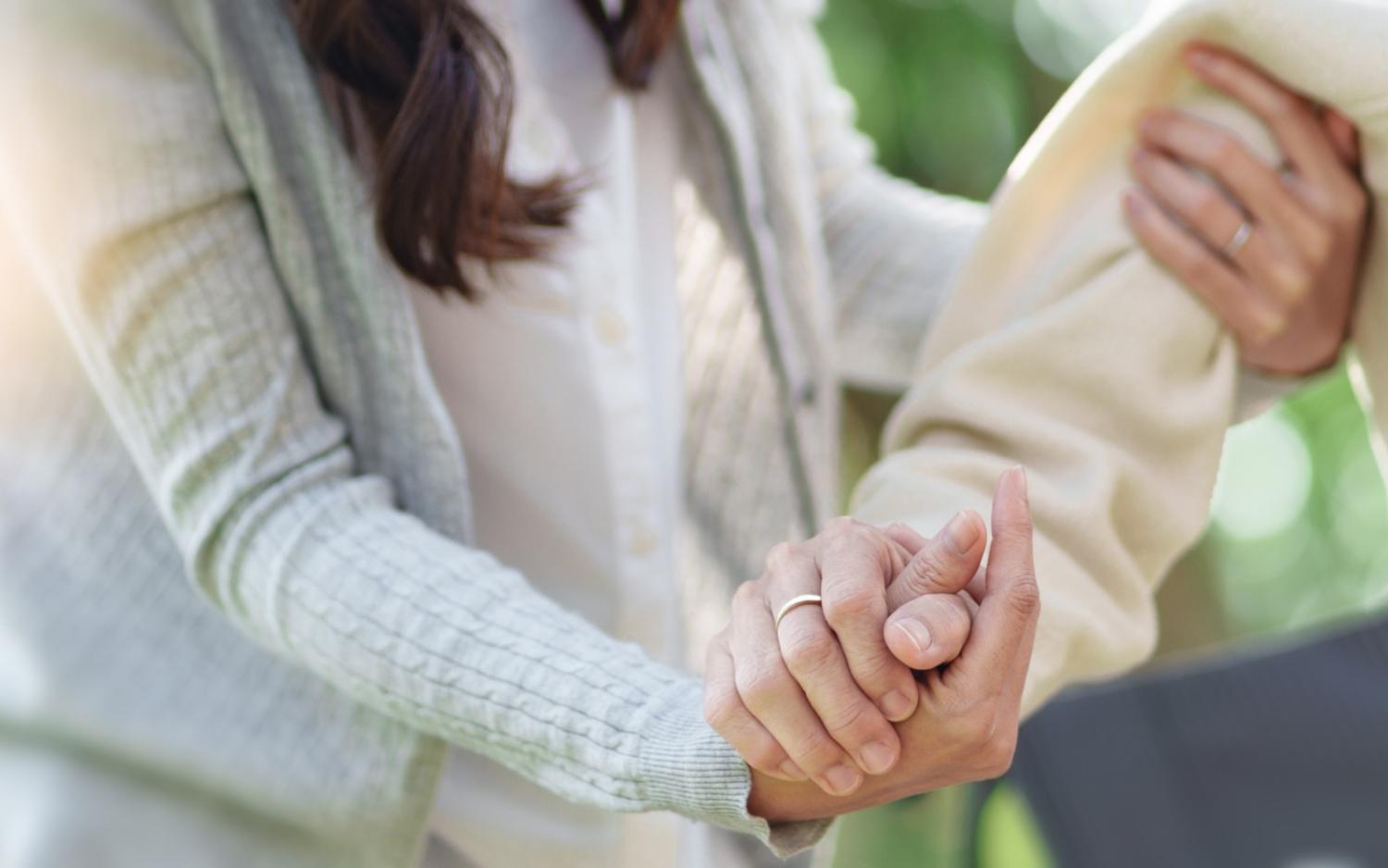 Anderen Menschen uneigennützig helfen - ehrenamtliches Engagement lohnt immer.