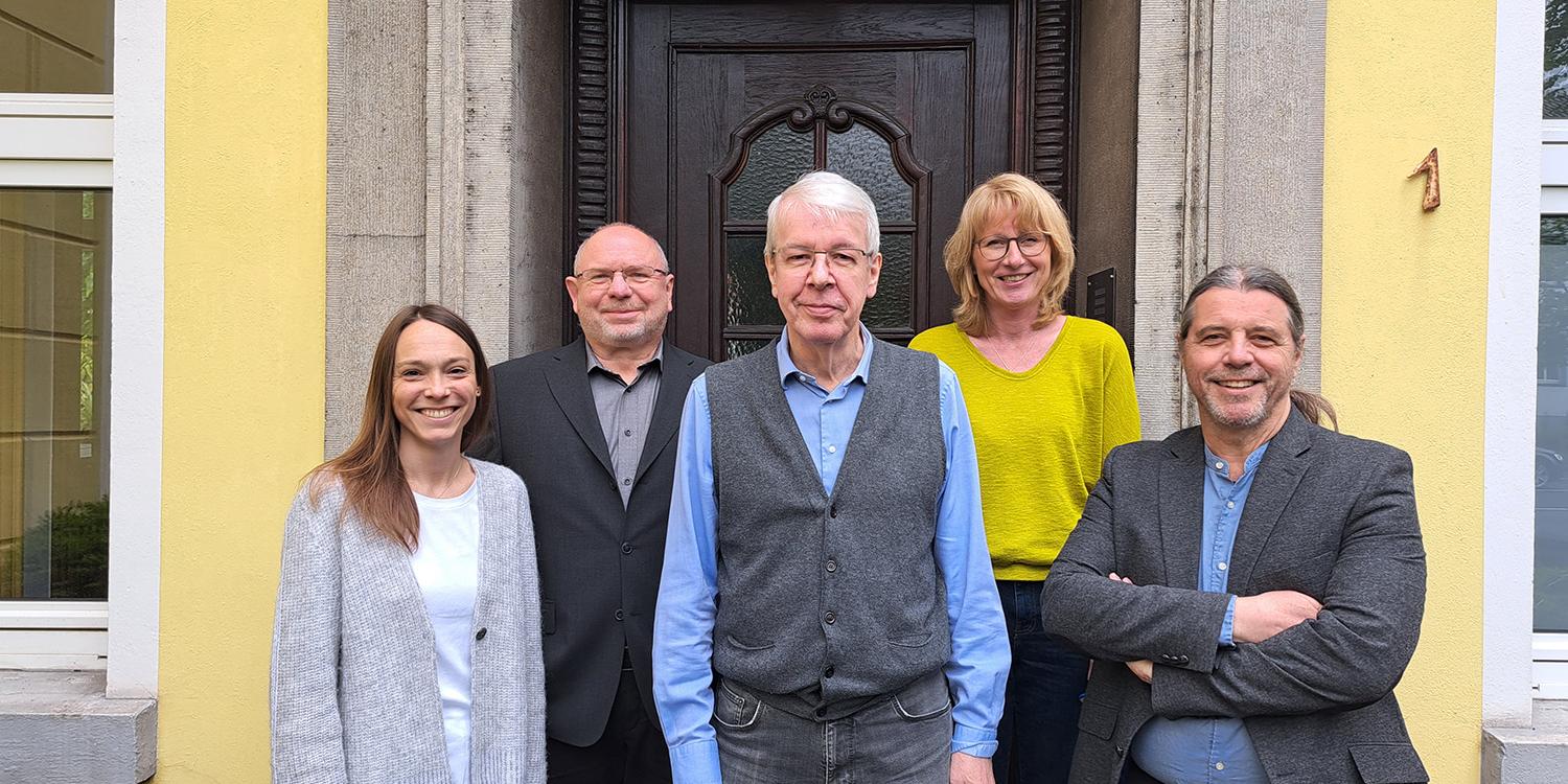Das Team der Caritas Schuldner- und Verbraucherinsolvenzberatung vor der Beratungsstelle in Grevenbroich an der Lindenstraße 1 (von links): Fachbereichsleiterin Verena Tesche, Joachim Kremmers, Ehrenamtler Herbert Moser, Pamela Joeres-Pomp, Peter Cremer.
