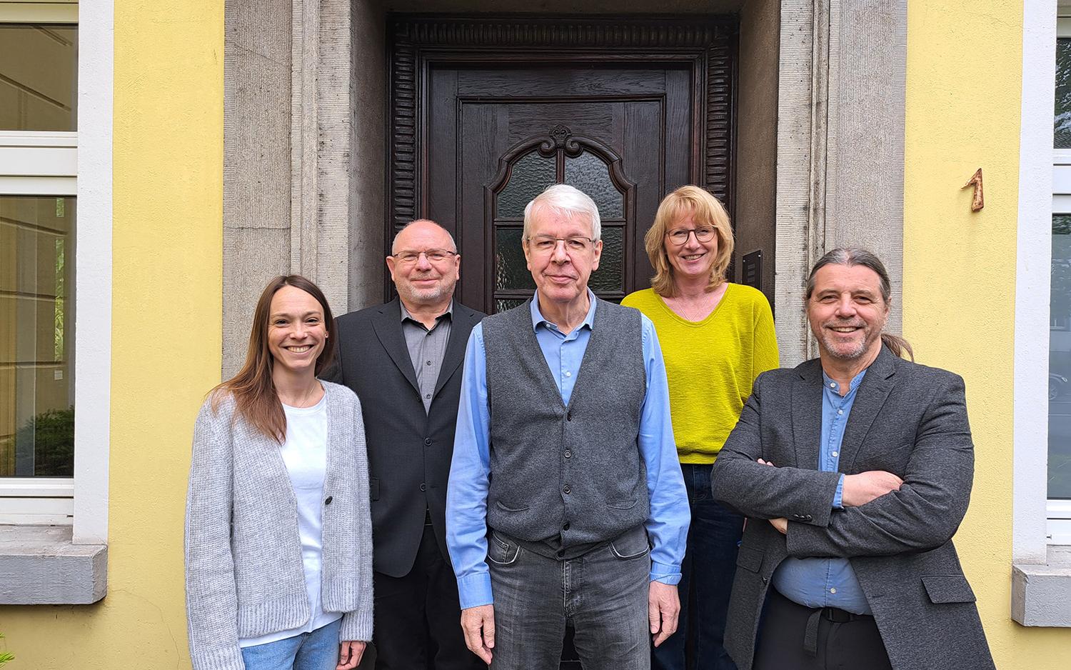 Das Team der Caritas Schuldner- und Verbraucherinsolvenzberatung vor der Beratungsstelle in Grevenbroich an der Lindenstraße 1 (von links): Fachbereichsleiterin Verena Tesche, Joachim Kremmers, Ehrenamtler Herbert Moser, Pamela Joeres-Pomp, Peter Cremer.