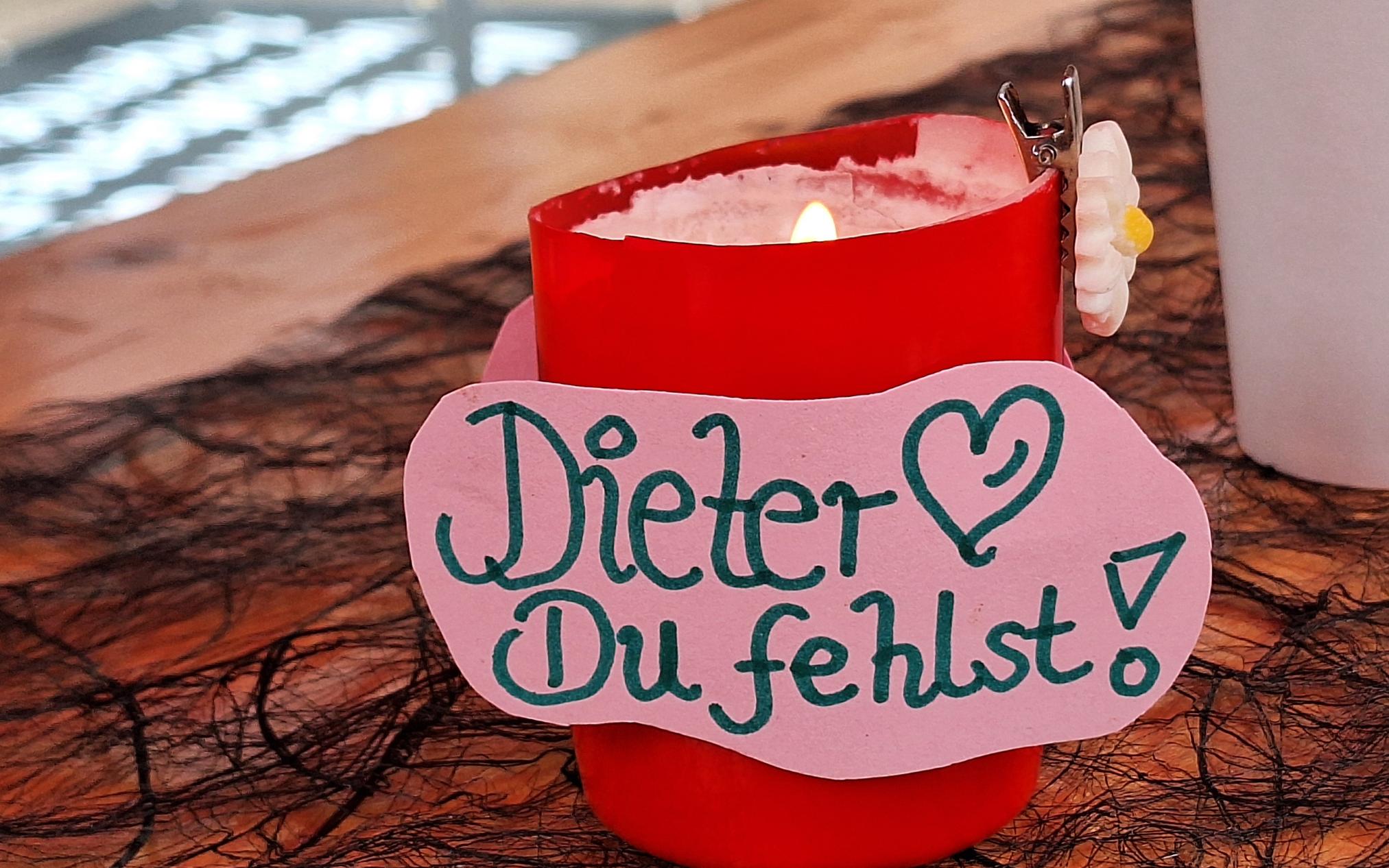 Drogentotengedenktag am 21. Juli in der Neusser City: Zum Gedenken an die verstorbenen Drogenabhängigen werden auch Kerzen gezündet.