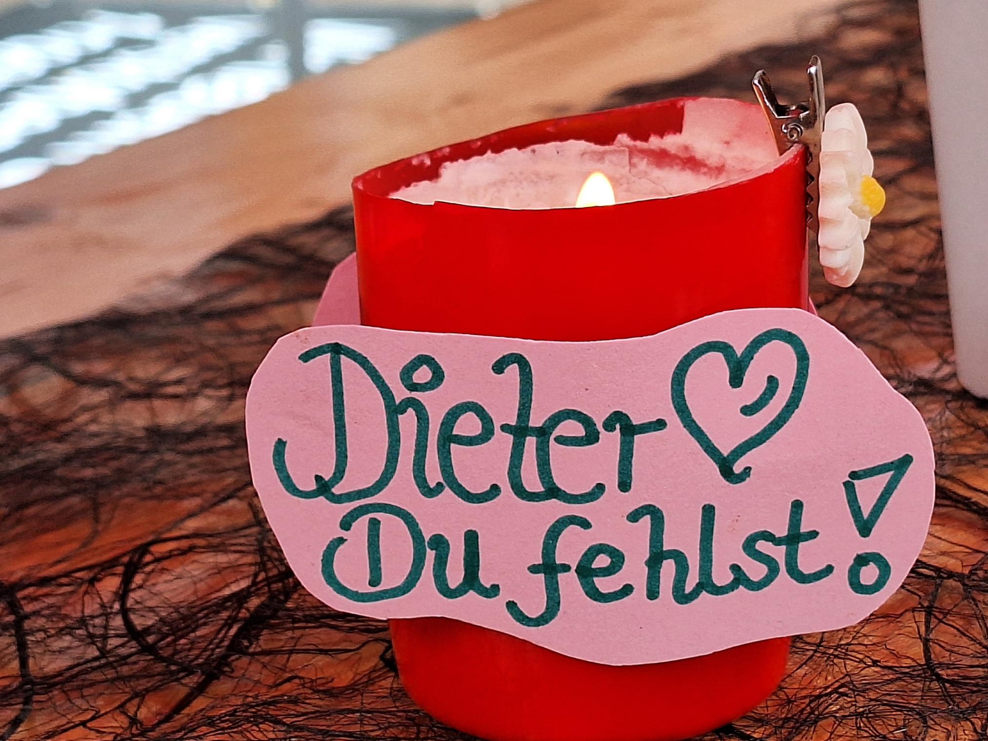 Drogentotengedenktag am 21. Juli in der Neusser City: Zum Gedenken an die verstorbenen Drogenabhängigen werden auch Kerzen gezündet.