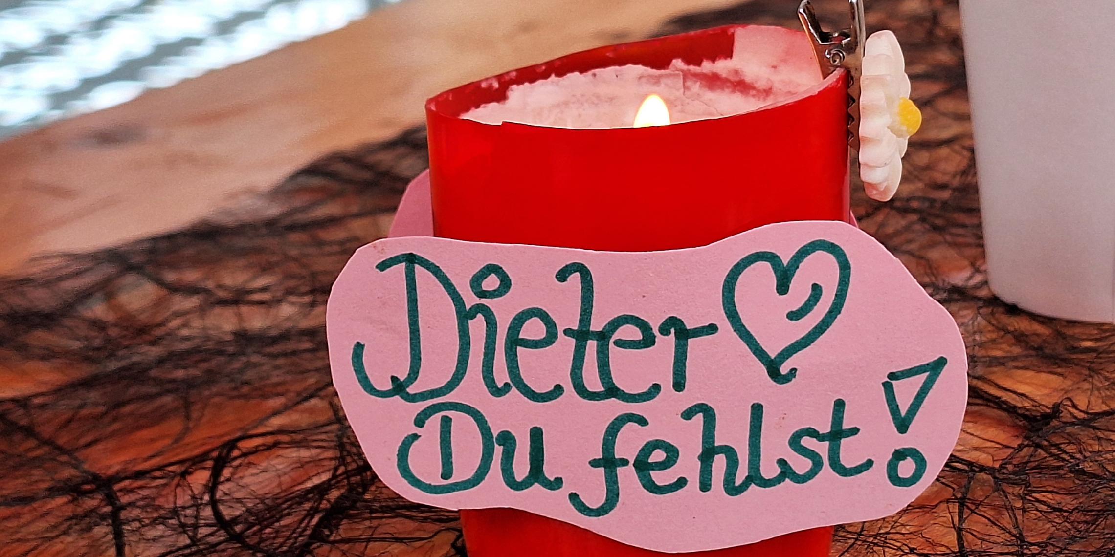 Drogentotengedenktag am 21. Juli in der Neusser City: Zum Gedenken an die verstorbenen Drogenabhängigen werden auch Kerzen gezündet.