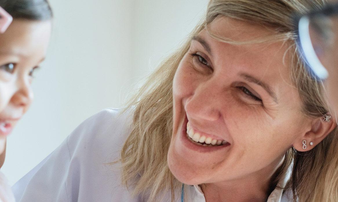 Kinderärztin mit Kind und Mutter