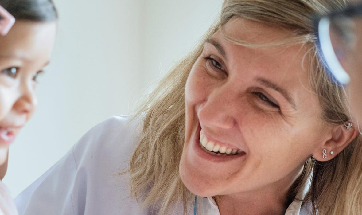Kinderärztin mit Kind und Mutter