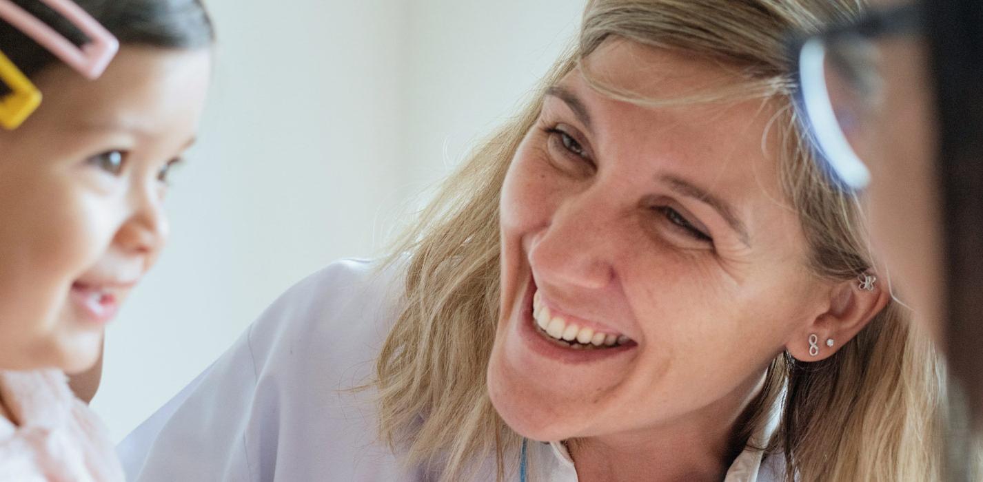 Kinderärztin mit Kind und Mutter
