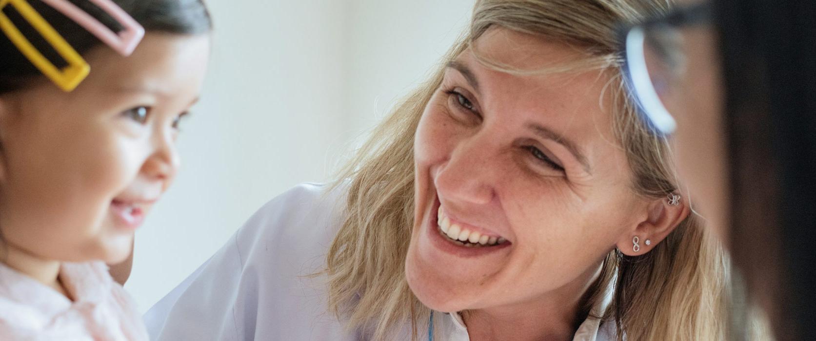 Kinderärztin mit Kind und Mutter