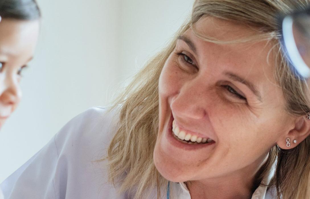 Kinderärztin mit Kind und Mutter