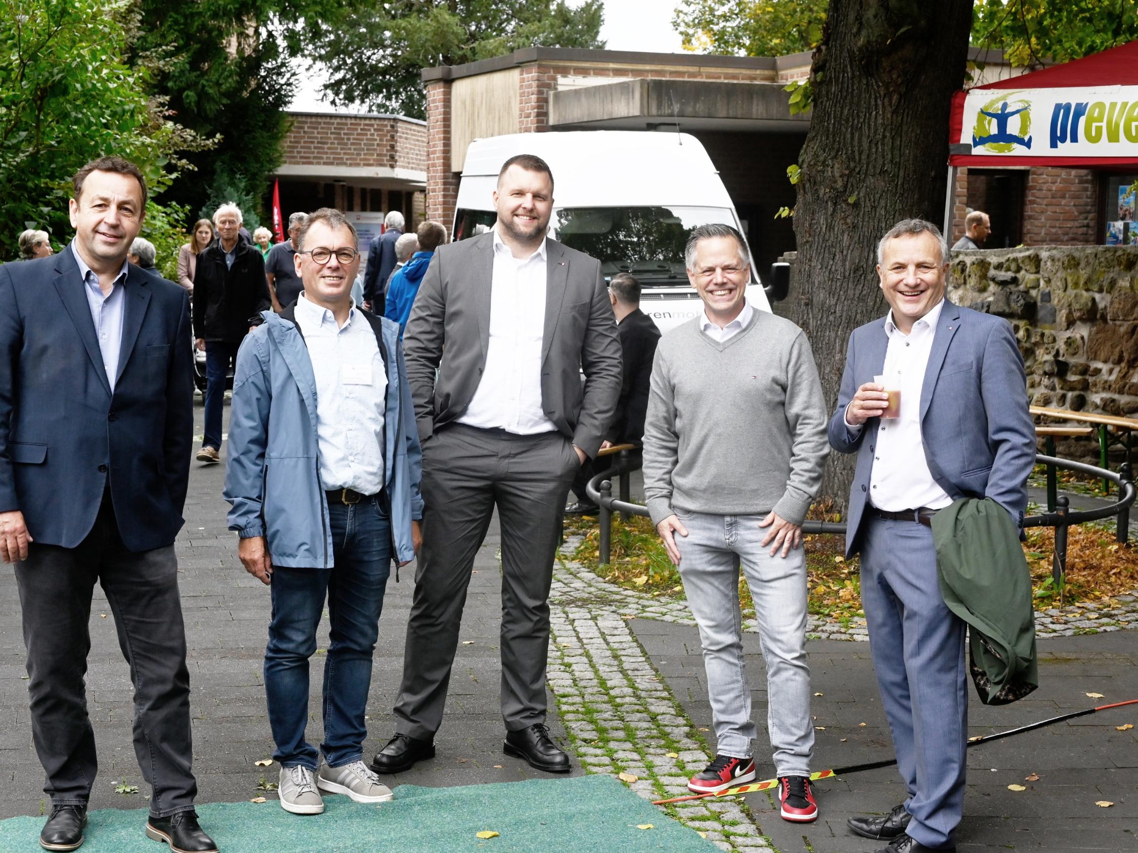 Zum Begegnungsfest begrüßen seitens der Caritas (v.l.) Dirk Jünger, Jürgen Weidemann, Vorstand Benjamin Lampa, Christoph Dederichs und Vorstandsvorsitzender Hermann Josef Thiel.  Foto_Axel_Küppers