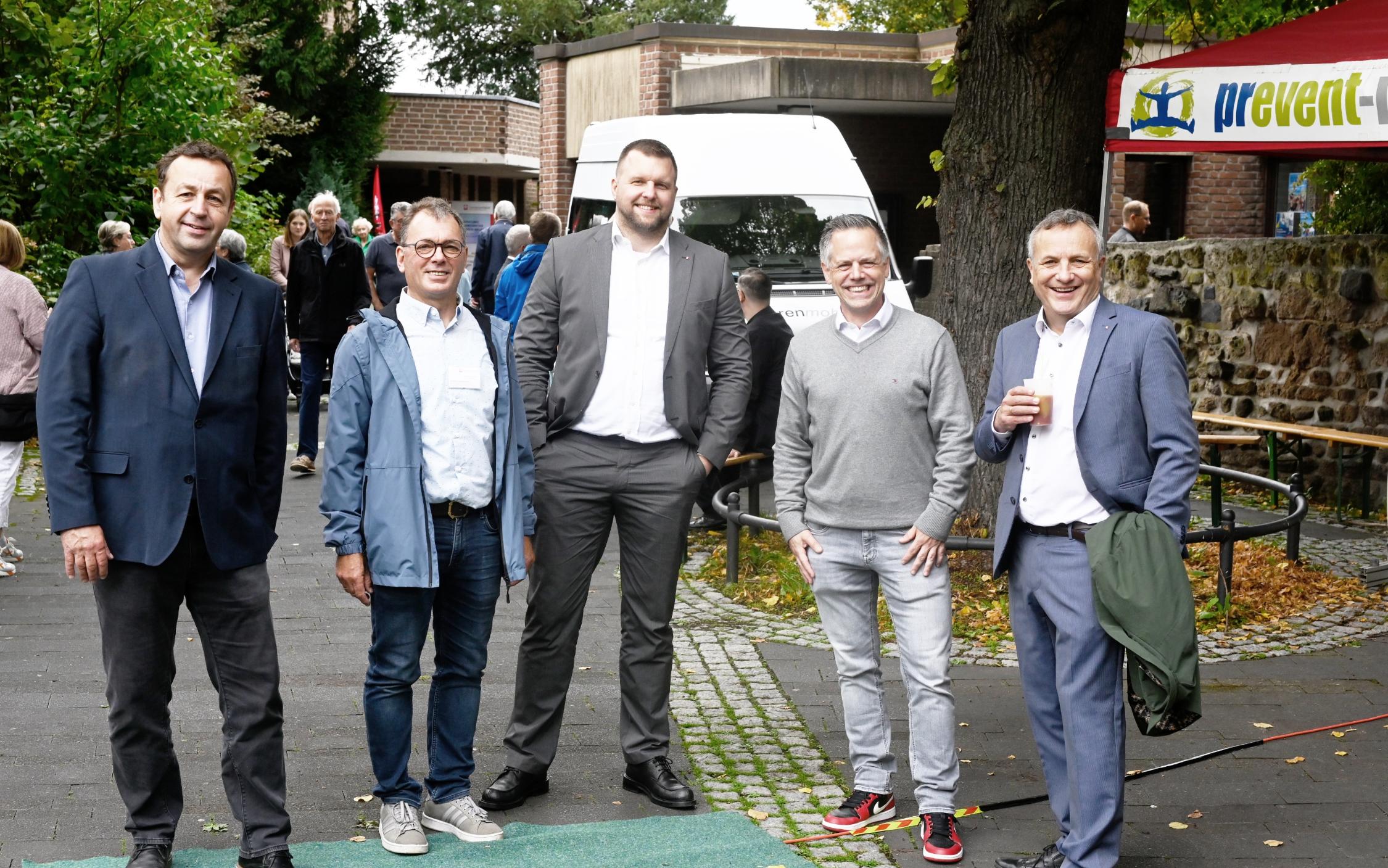 Zum Begegnungsfest begrüßen seitens der Caritas (v.l.) Dirk Jünger, Jürgen Weidemann, Vorstand Benjamin Lampa, Christoph Dederichs und Vorstandsvorsitzender Hermann Josef Thiel.  Foto_Axel_Küppers