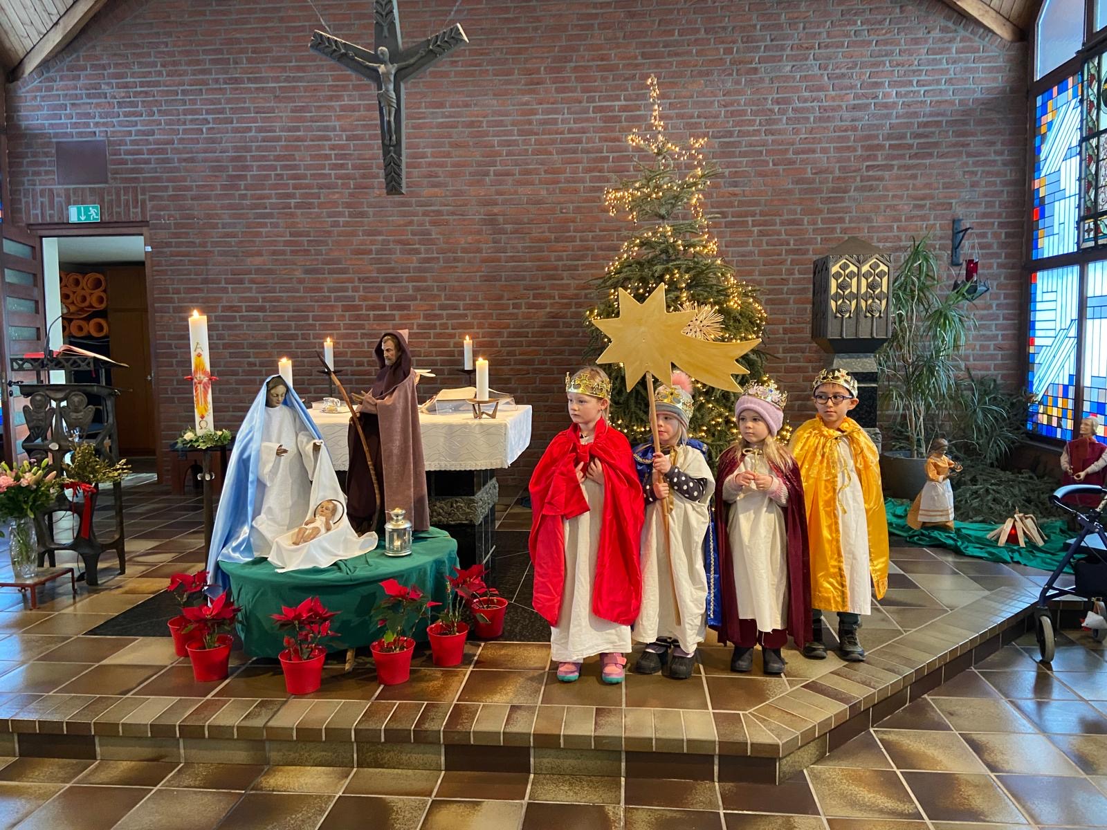 Die Sternsinger der Caritas-Kita im 'Haus der Familie' sind in Dormagen unterwegs.