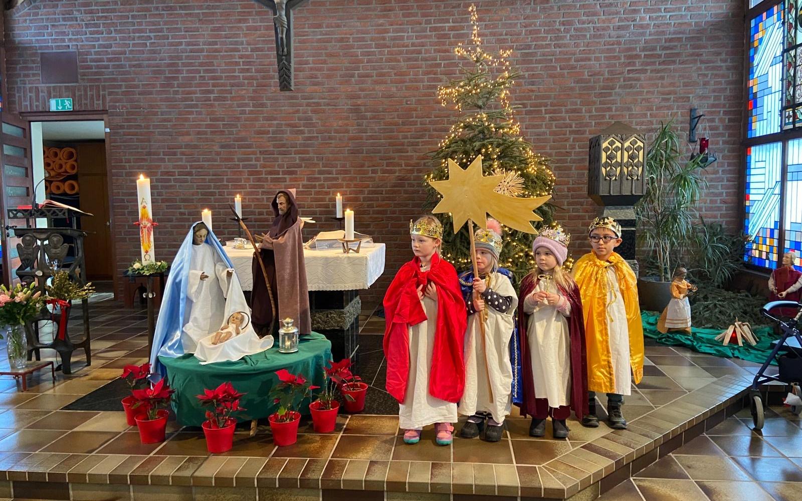 Die Sternsinger der Caritas-Kita im 'Haus der Familie' sind in Dormagen unterwegs.