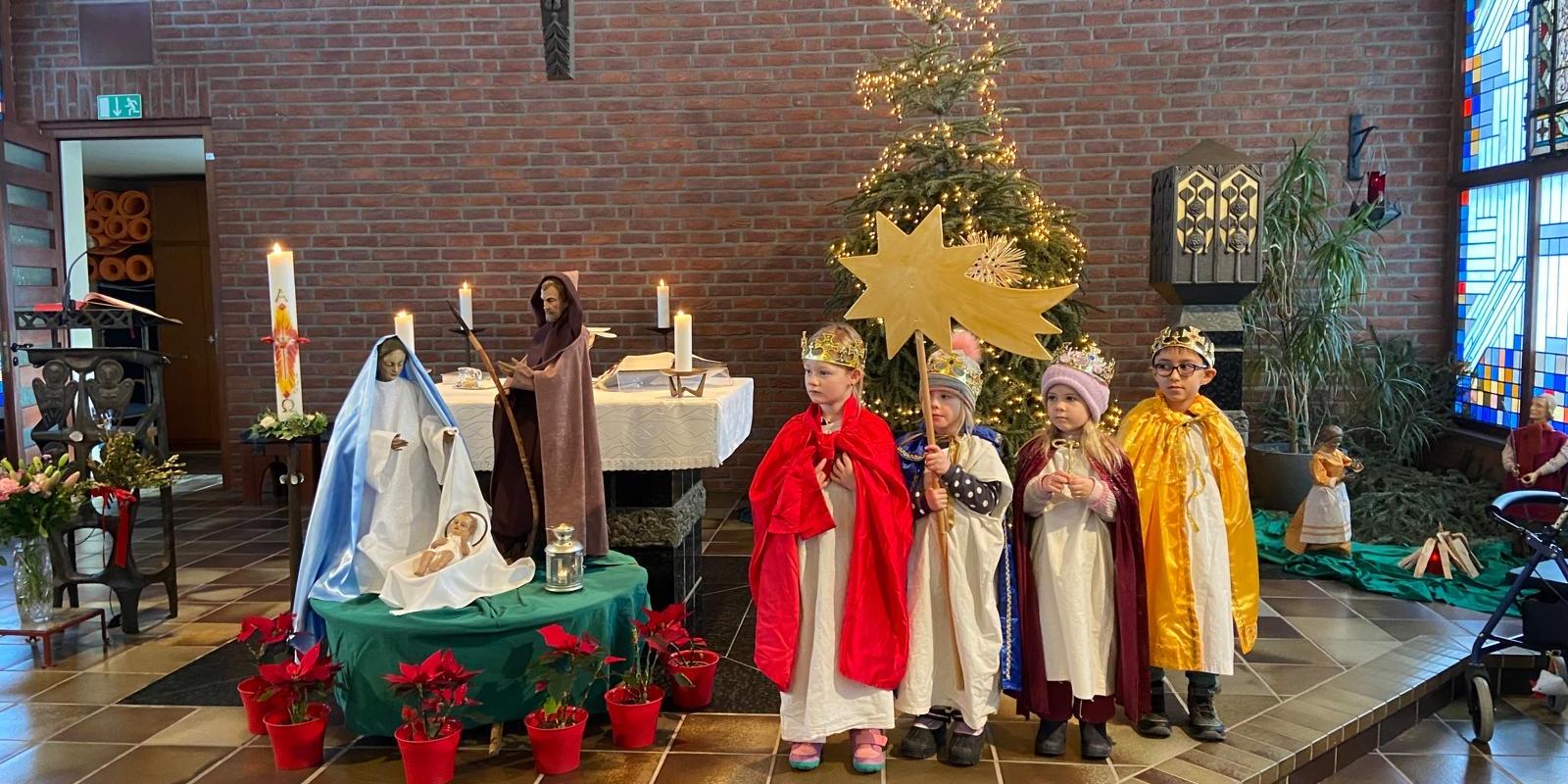 Die Sternsinger der Caritas-Kita im 'Haus der Familie' sind in Dormagen unterwegs.