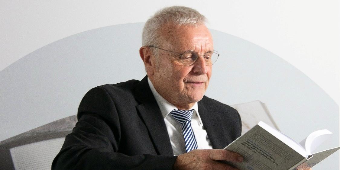 Carl-Wilhelm Bienefeld bei einer Lesung aus „Schicksalspfad“. Das Buch ist ein Gemeinschaftswerk von Reinhold Mohr †, Dr. Frederick Krüll, Nadine Graber †, Daniel Wienold und Carl-Wilhelm Bienefeld. Foto: Das Druckhaus, Korschenbroich