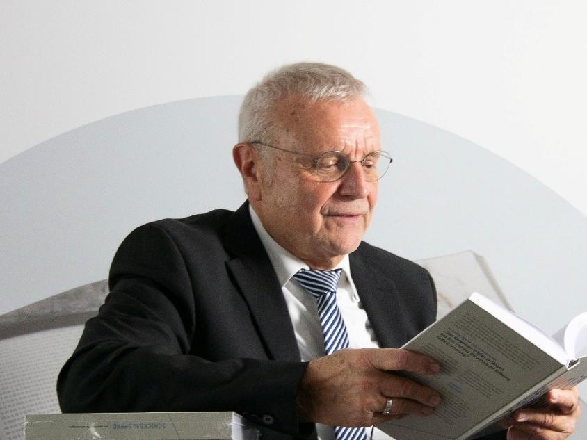 Carl-Wilhelm Bienefeld bei einer Lesung aus „Schicksalspfad“. Das Buch ist ein Gemeinschaftswerk von Reinhold Mohr †, Dr. Frederick Krüll, Nadine Graber †, Daniel Wienold und Carl-Wilhelm Bienefeld. Foto: Das Druckhaus, Korschenbroich