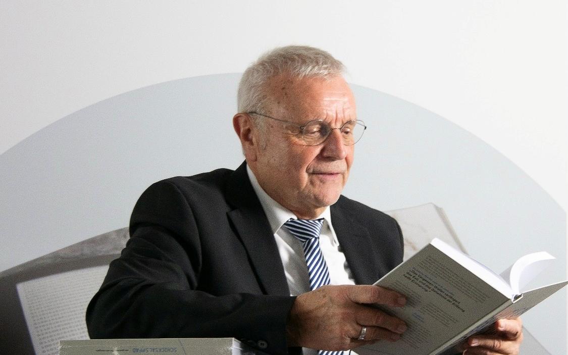 Carl-Wilhelm Bienefeld bei einer Lesung aus „Schicksalspfad“. Das Buch ist ein Gemeinschaftswerk von Reinhold Mohr †, Dr. Frederick Krüll, Nadine Graber †, Daniel Wienold und Carl-Wilhelm Bienefeld. Foto: Das Druckhaus, Korschenbroich