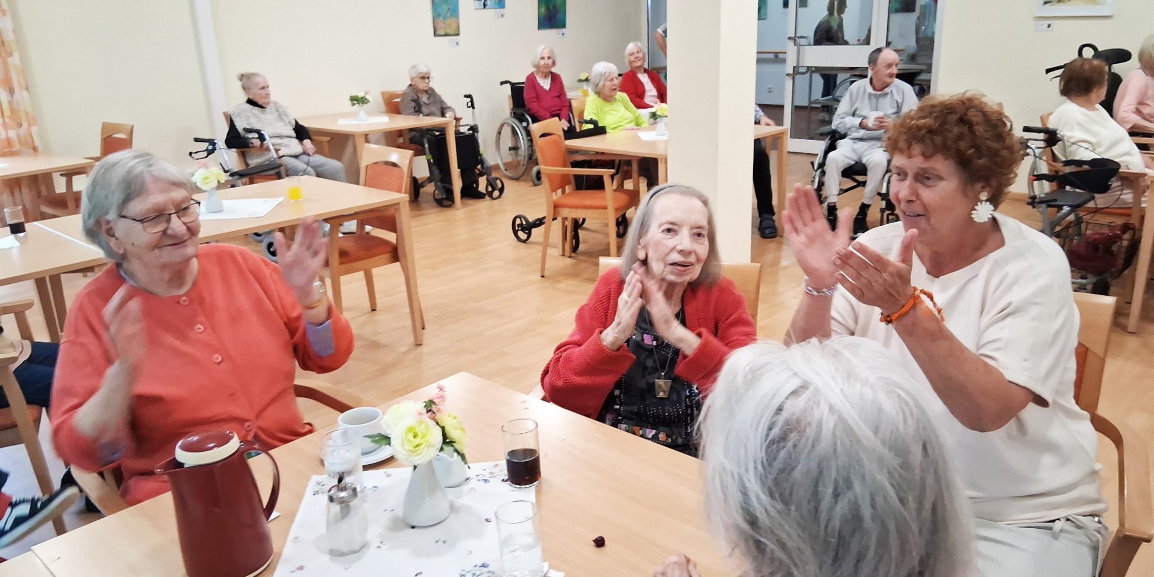 Mitklatschen, lachen, fröhlich sein: Das Sommerfest in Hildegundis von Meer lässt keinen kalt.