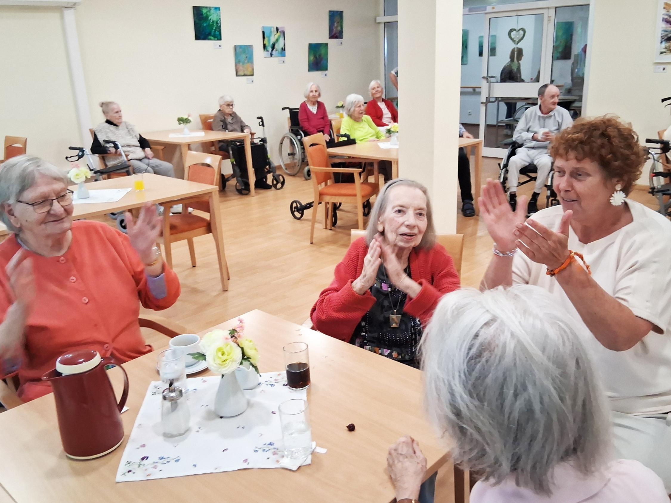 Mitklatschen, lachen, fröhlich sein: Das Sommerfest in Hildegundis von Meer lässt keinen kalt.