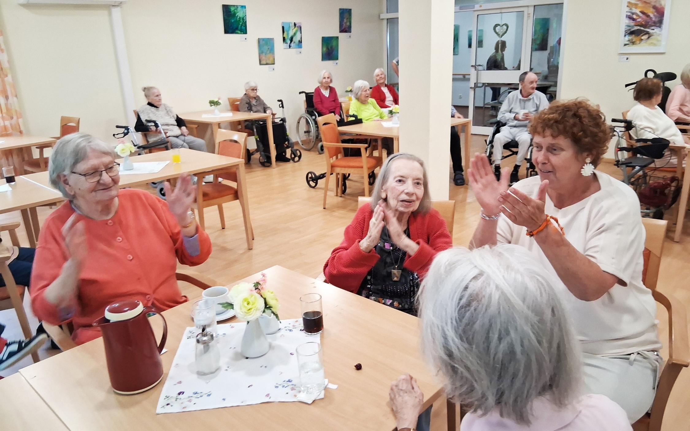 Mitklatschen, lachen, fröhlich sein: Das Sommerfest in Hildegundis von Meer lässt keinen kalt.