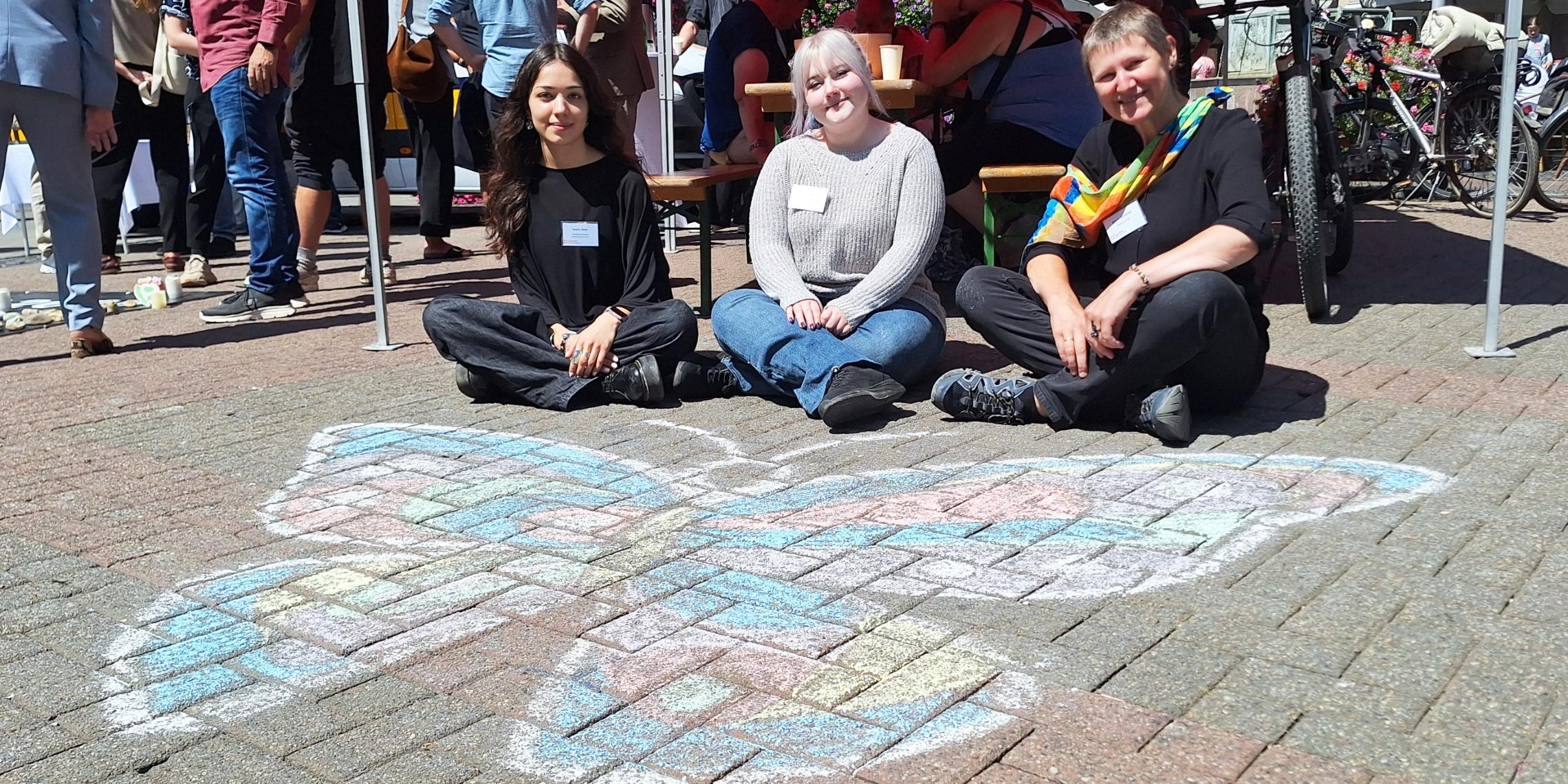 Sophia Beyer, Melissa Kern und Denise Bornfleth haben den Schmetterling aufs Neusser Marktpflaster gemalt.