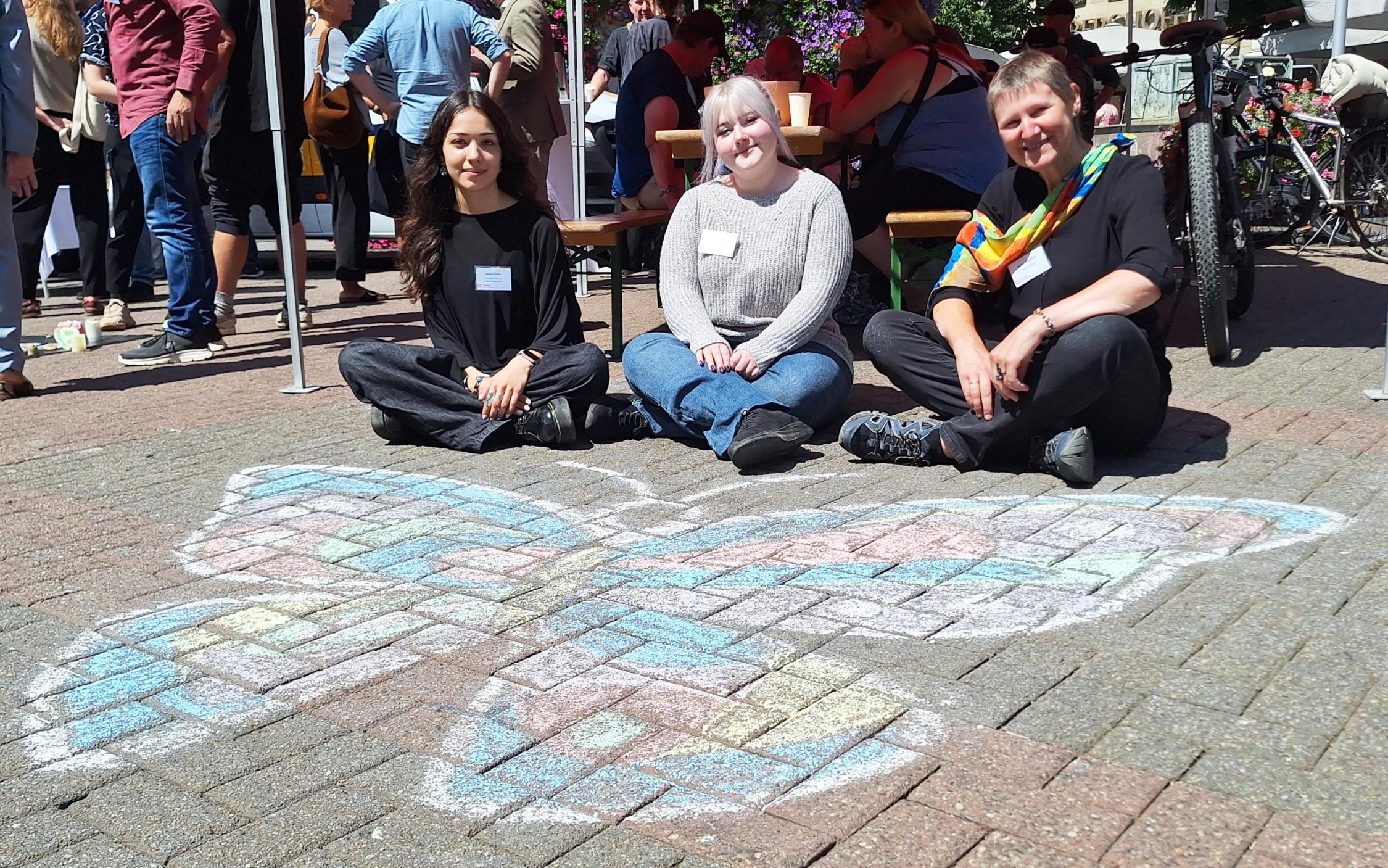 Sophia Beyer, Melissa Kern und Denise Bornfleth haben den Schmetterling aufs Neusser Marktpflaster gemalt.