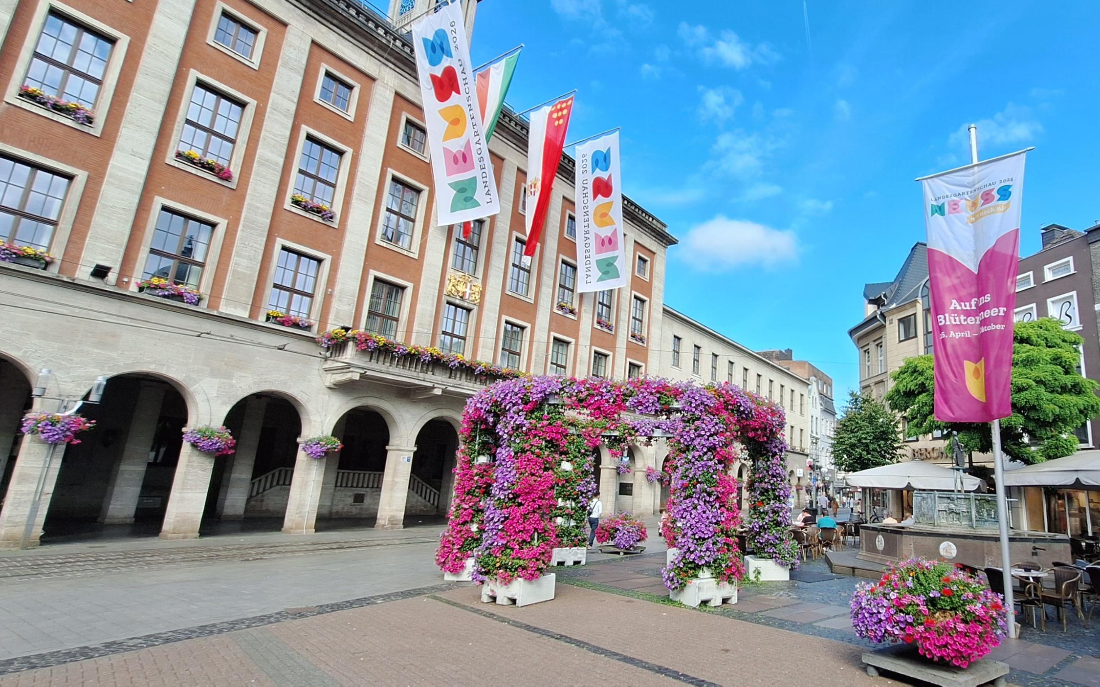 Das Neusser Rathaus am Markt, zurzeit wegen der Landesgartenschau im Blumenschmuck.