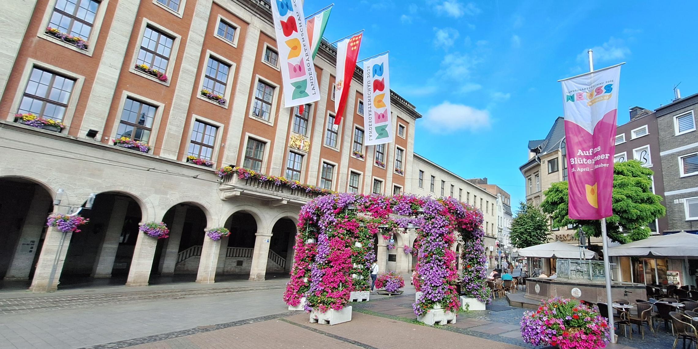 Das Neusser Rathaus am Markt, zurzeit wegen der Landesgartenschau im Blumenschmuck.