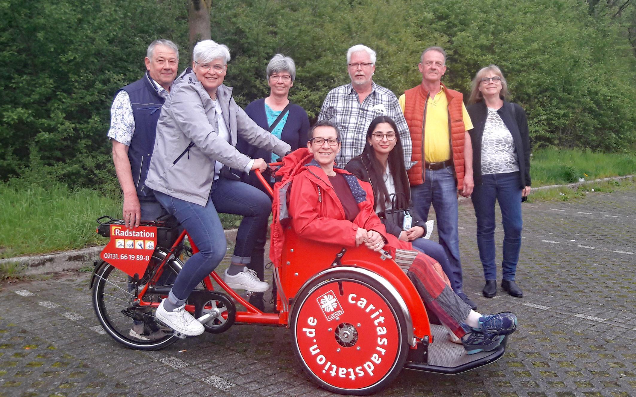 Heinz Schneider (1. von links, Caritas Mehrgenerationenhaus) und Barbara Funda (3. von links, Diakonie) mit dem Team des Fahrrad-Rikscha-Projektes in Dormagen.