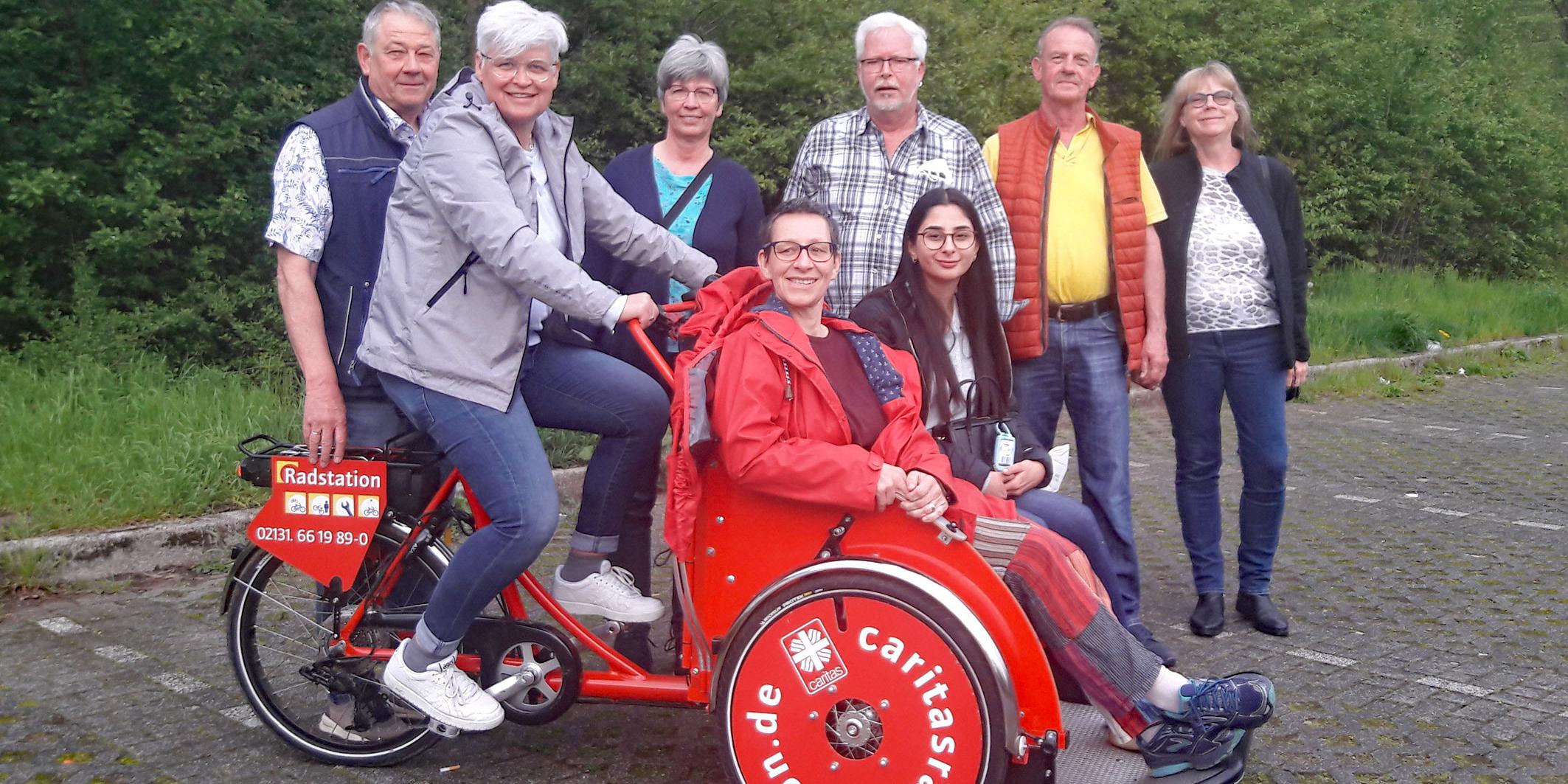 Heinz Schneider (1. von links, Caritas Mehrgenerationenhaus) und Barbara Funda (3. von links, Diakonie) mit dem Team des Fahrrad-Rikscha-Projektes in Dormagen.