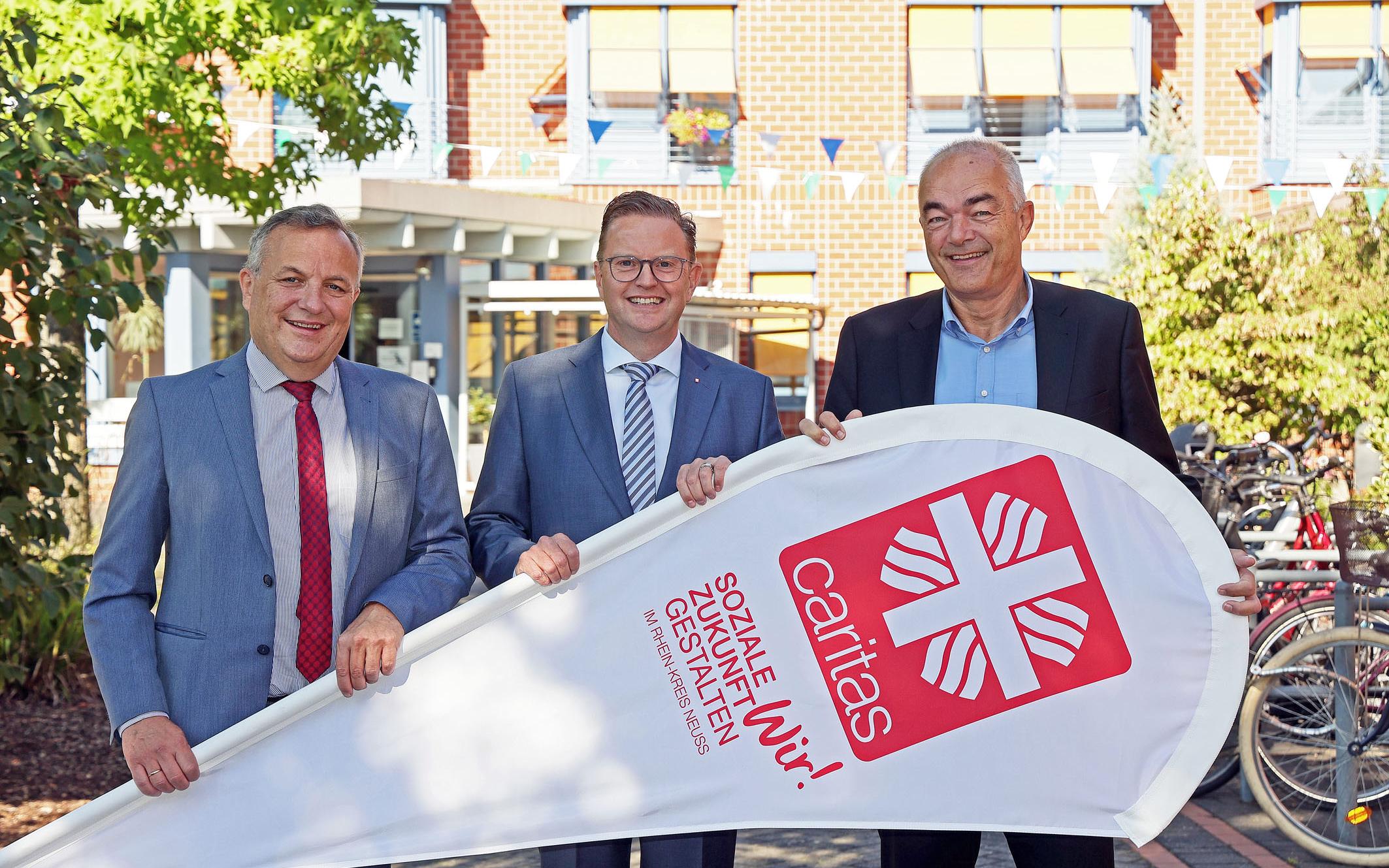 Marc Inderfurth (Mitte), Vorstandsvorsitzender des Caritasverbandes Rhein-Kreis Neuss, verabschiedete den scheidenden Vorstand, Patrick Weiss (rechts), und begrüßte Hermann Josef Thiel als dessen Nachfolger.