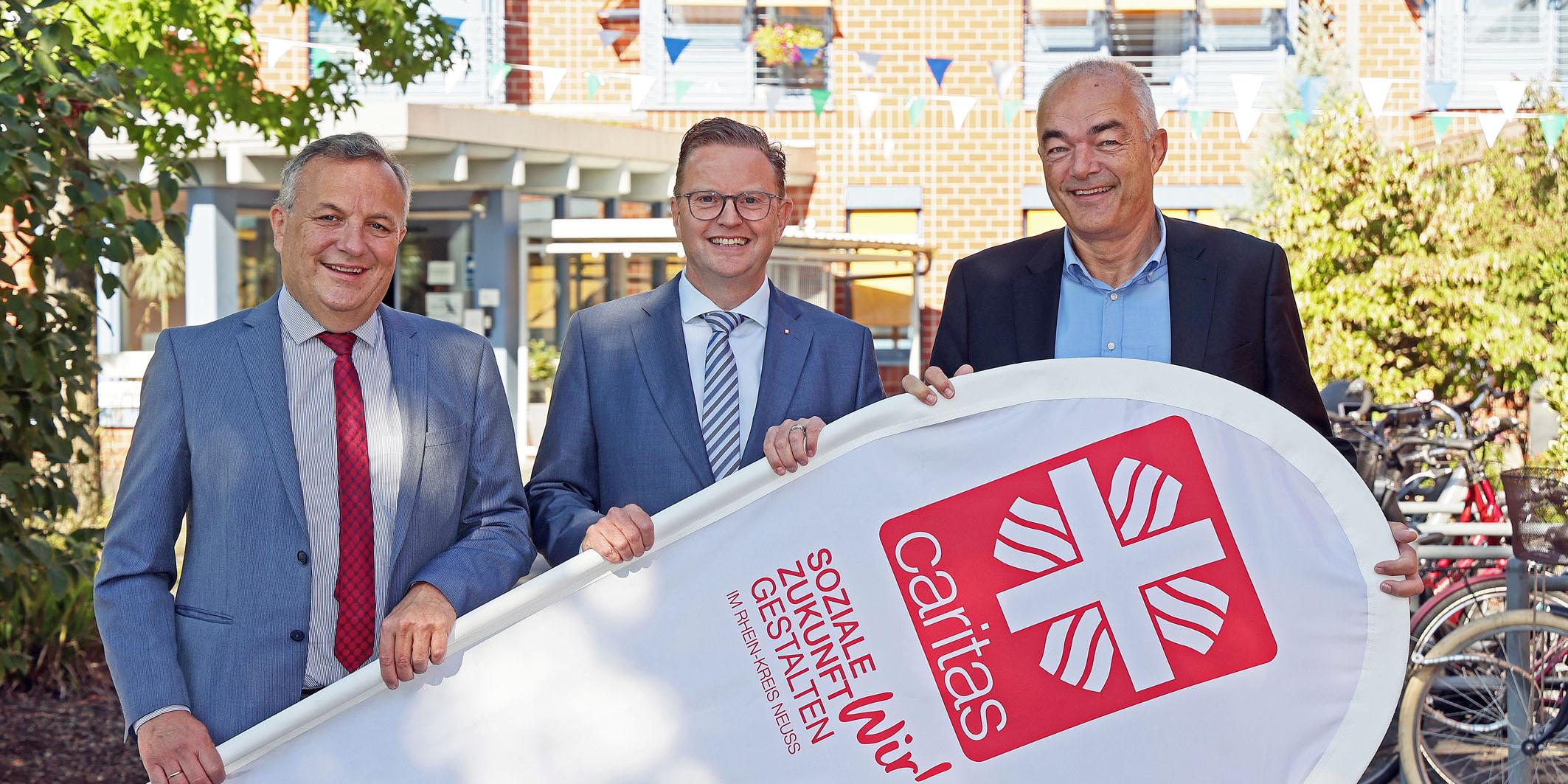 Marc Inderfurth (Mitte), Vorstandsvorsitzender des Caritasverbandes Rhein-Kreis Neuss, verabschiedete den scheidenden Vorstand, Patrick Weiss (rechts), und begrüßte Hermann Josef Thiel als dessen Nachfolger.