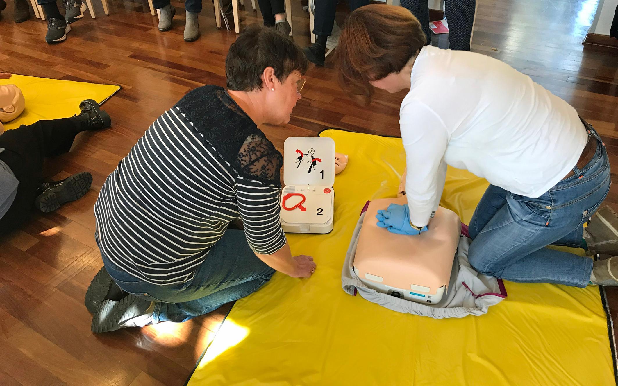 Beim Erste-Hilfe-Kurs für Ehrenamtliche der Caritas wurde auch die Wiederbelebung an der Puppe geübt.  Foto: Caritas Rhein- Neuss - Abdruck honorarfrei