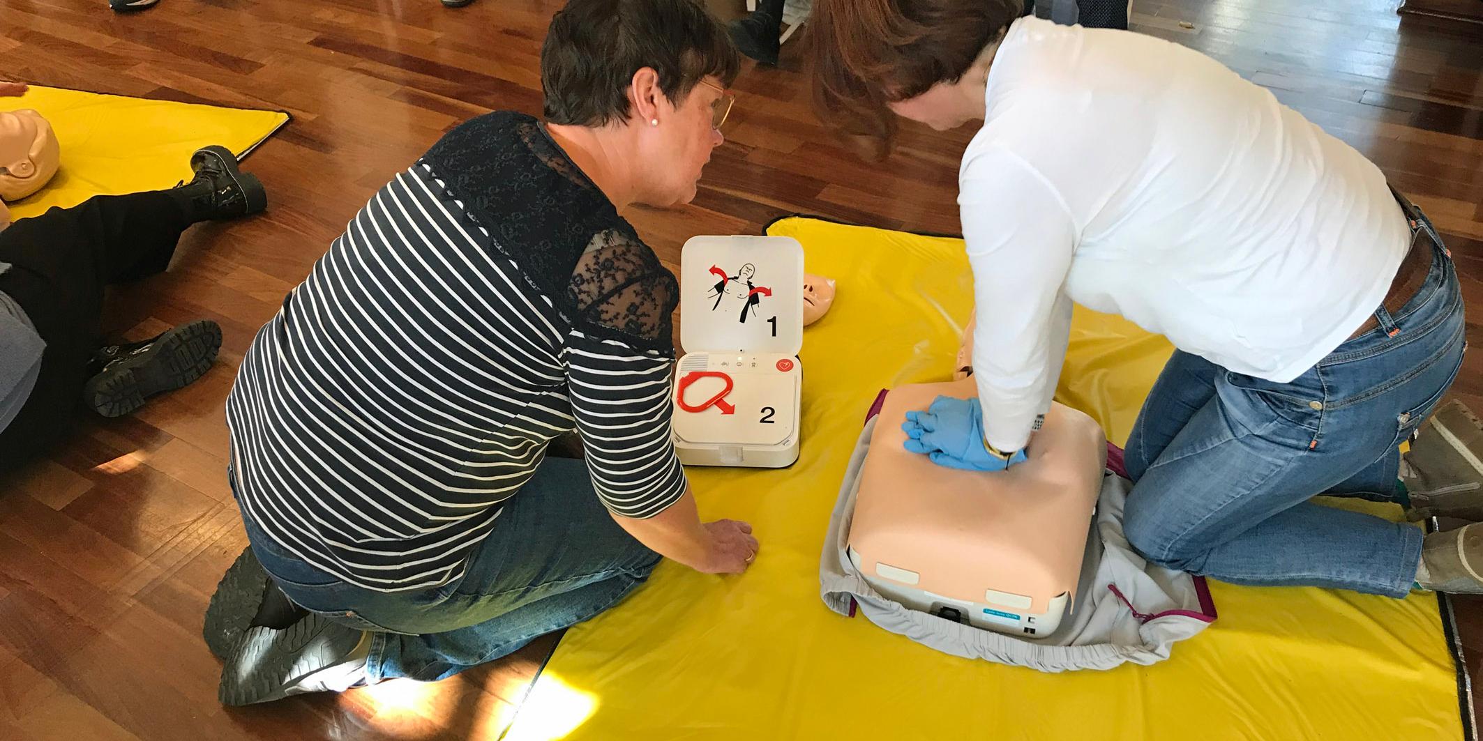 Beim Erste-Hilfe-Kurs für Ehrenamtliche der Caritas wurde auch die Wiederbelebung an der Puppe geübt. Foto: Caritas Rhein- Neuss - Abdruck honorarfrei