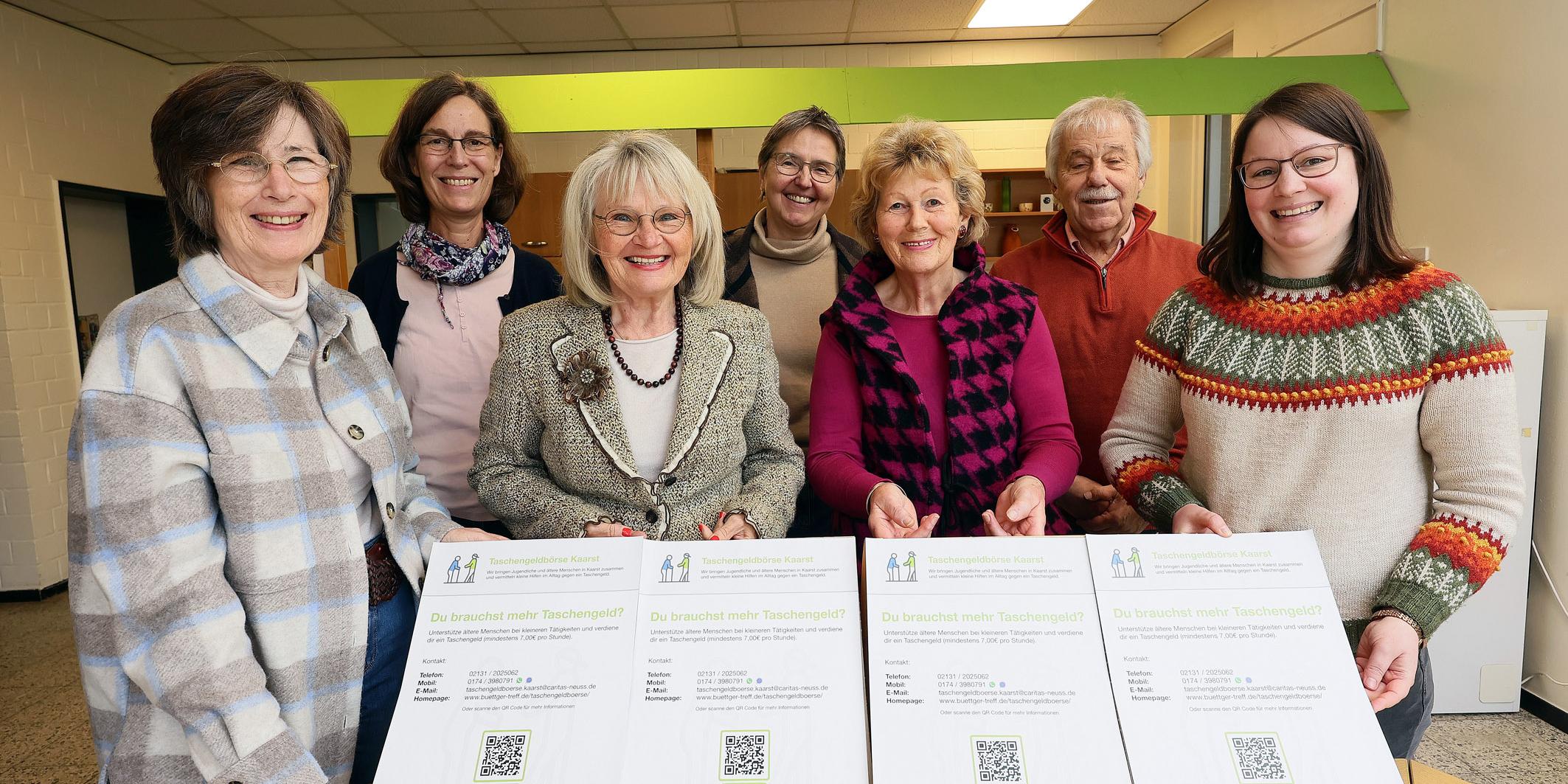 Bildzeile: Ehemalige und neue Mitwirkende der Taschengeldbörse Kaarst: Angela Baron, Carolin Kiefer, Monika Schindler, Bettina Kasche, Giesela Küster, Manfred Stranz und Cordula Bohle und (von links). Foto: Alois Müller/Abdruck honorarfrei