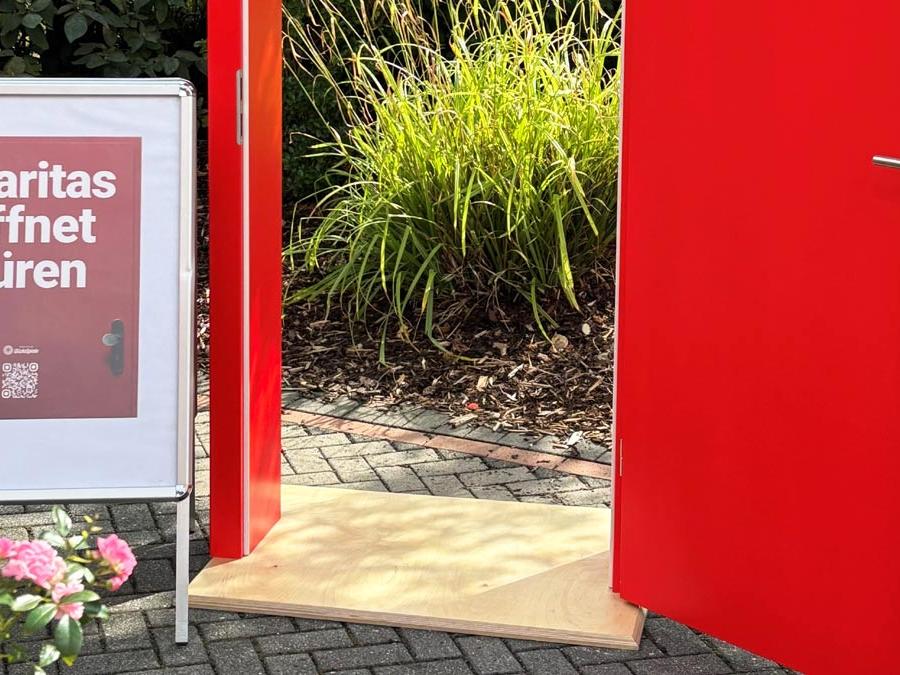 Die rote Tür ist beim Begegnungsfest in Dormagen geöffnet.