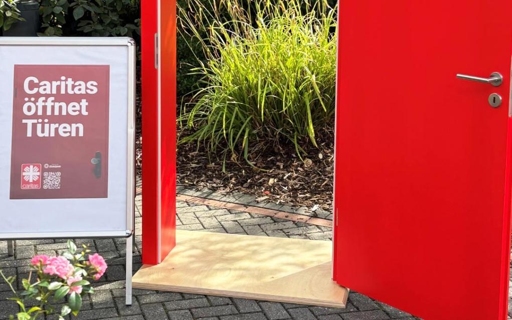 Die rote Tür ist beim Begegnungsfest in Dormagen geöffnet.