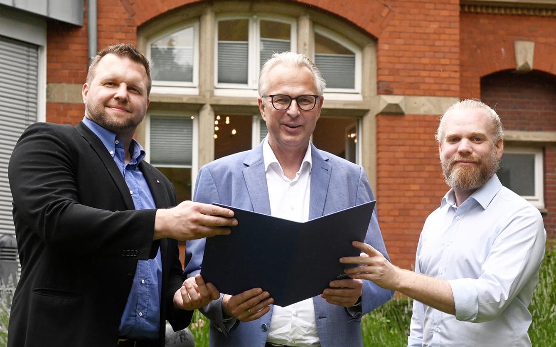 Kurz nach der Vertragsunterzeichnung im Park des historischen Ständehauses in Grevenbroich (von links): Caritas-Vorstand Benjamin Lampa, Kreisdirektor Dirk Brügge, Philipp Alfken, Fachbereichsleiter Suchtkrankenhilfe.