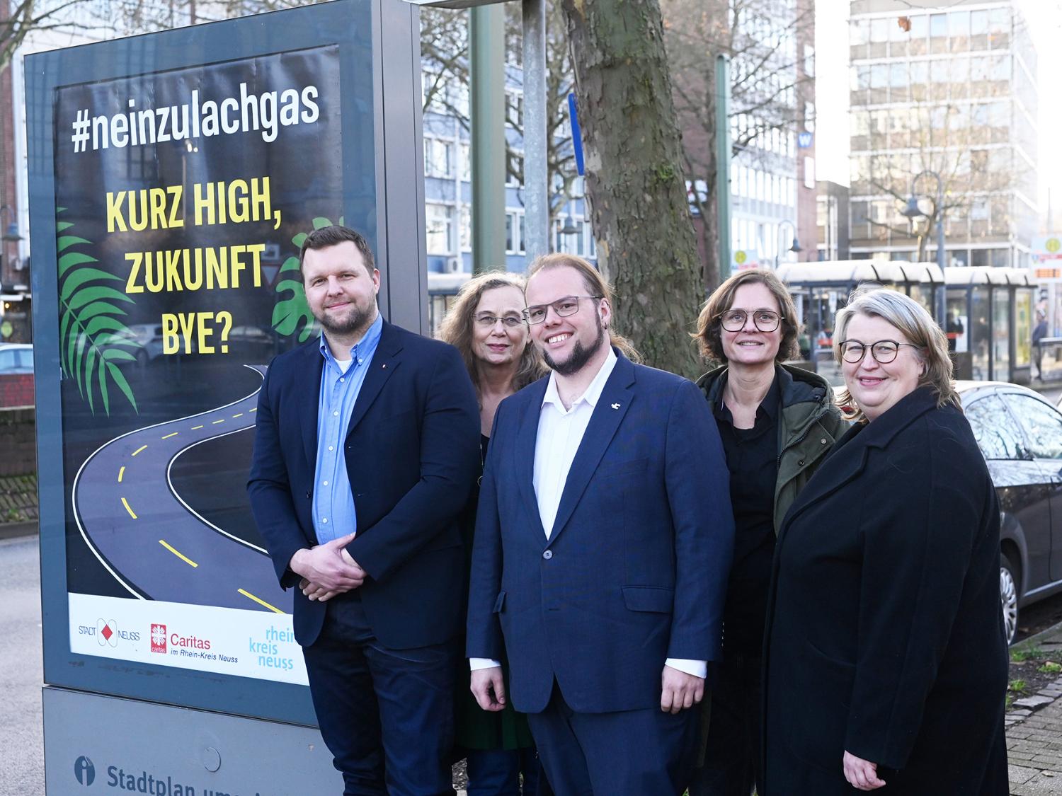 Die Lachgas-Kampagne stellen am Neusser Bahnhof vor (v.r.):  Ann Christin Kaup, stellvertretende Jugendamtsleiterin Stadt Neuss; Marion Klein, Leiterin Kreisjugendamt Neuss; Gregor Küpper, Gesundheitsdezernent Rhein-Kreis Neuss; Christine Thoms,  Bereichsleitung  Jugend/Familie Stadt Kaarst; Benjamin Lampa, Vorstand Caritas Rhein-Kreis Neuss.