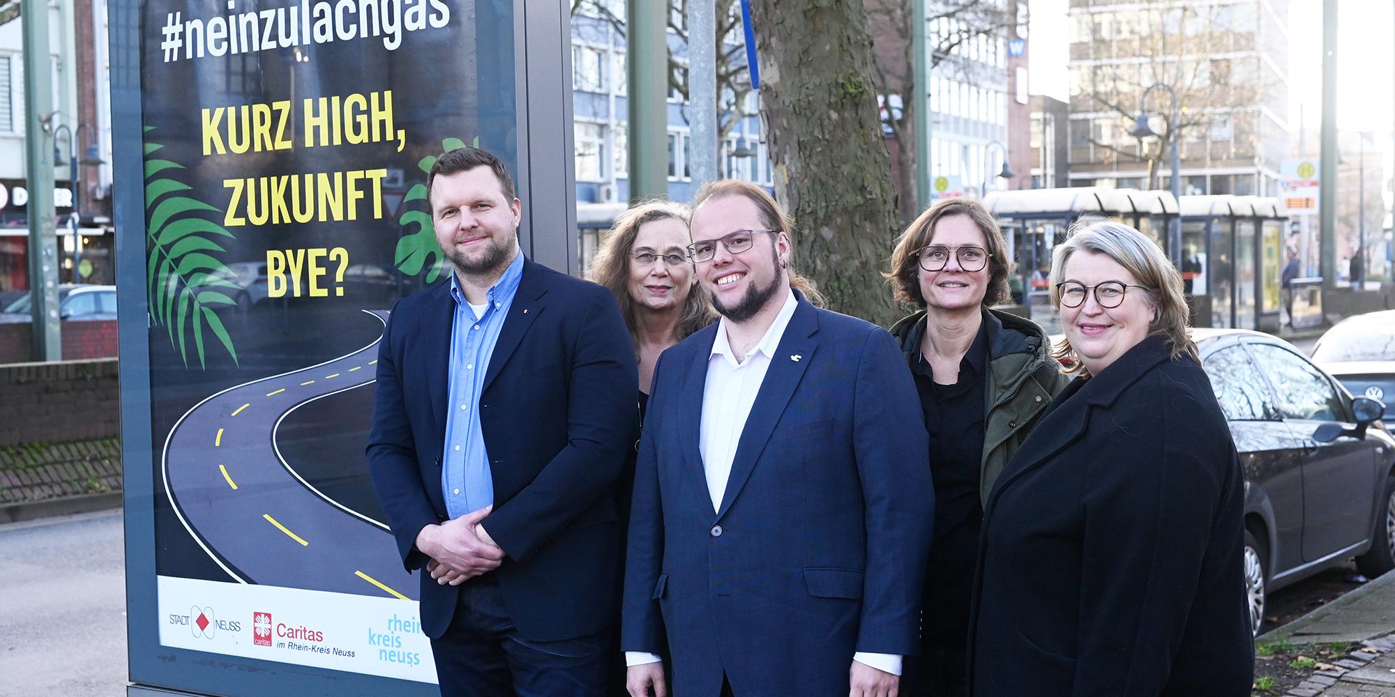 Die Lachgas-Kampagne stellen am Neusser Bahnhof vor (v.r.): Ann Christin Kaup, stellvertretende Jugendamtsleiterin Stadt Neuss; Marion Klein, Leiterin Kreisjugendamt Neuss; Gregor Küpper, Gesundheitsdezernent Rhein-Kreis Neuss; Christine Thoms, Bereichsleitung Jugend/Familie Stadt Kaarst; Benjamin Lampa, Vorstand Caritas Rhein-Kreis Neuss.