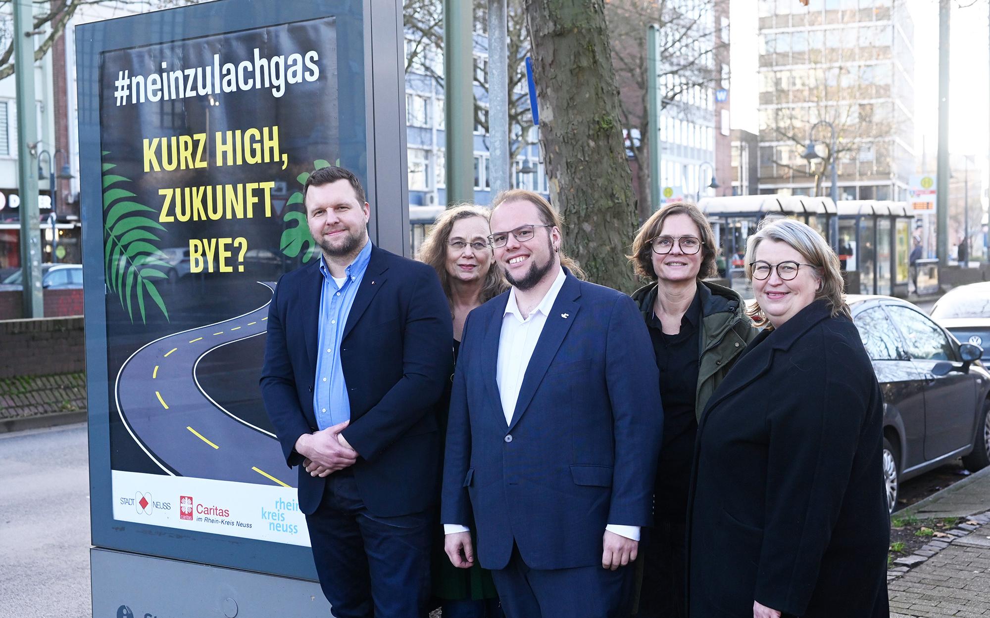 Die Lachgas-Kampagne stellen am Neusser Bahnhof vor (v.r.):  Ann Christin Kaup, stellvertretende Jugendamtsleiterin Stadt Neuss; Marion Klein, Leiterin Kreisjugendamt Neuss; Gregor Küpper, Gesundheitsdezernent Rhein-Kreis Neuss; Christine Thoms,  Bereichsleitung  Jugend/Familie Stadt Kaarst; Benjamin Lampa, Vorstand Caritas Rhein-Kreis Neuss.