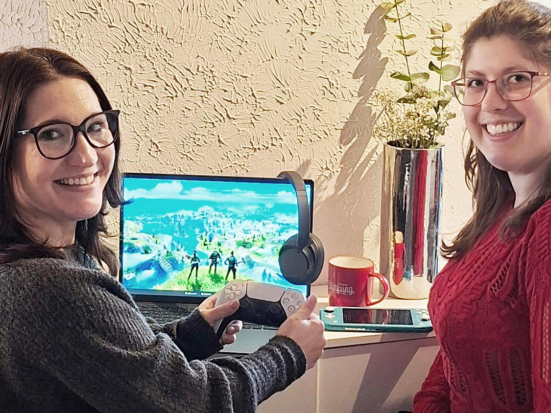 Sabrina Sandfuchs (rechts) und Sandra Hellwig haben das Gaming-Angebot entwickelt.
