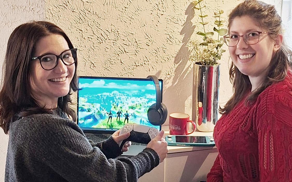 Sabrina Sandfuchs (rechts) und Sandra Hellwig haben das Gaming-Angebot entwickelt.