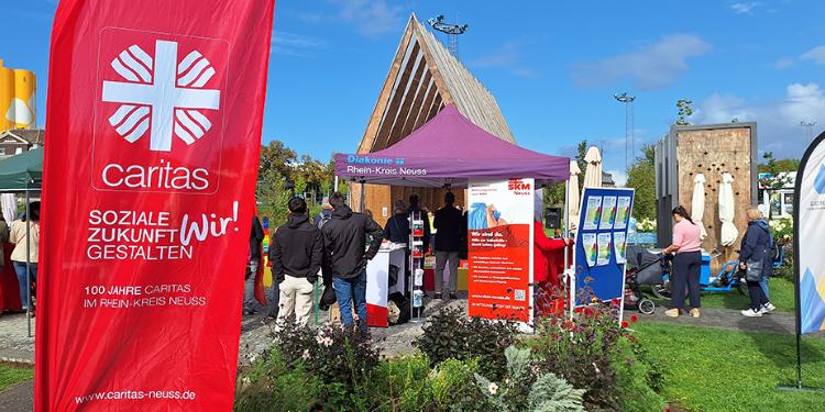 Caritas und Diakonie hissen ihre Fahnen bei der Ökumenischen Woche auf der LAGA in Neuss. Ökumenische Woche LAGA