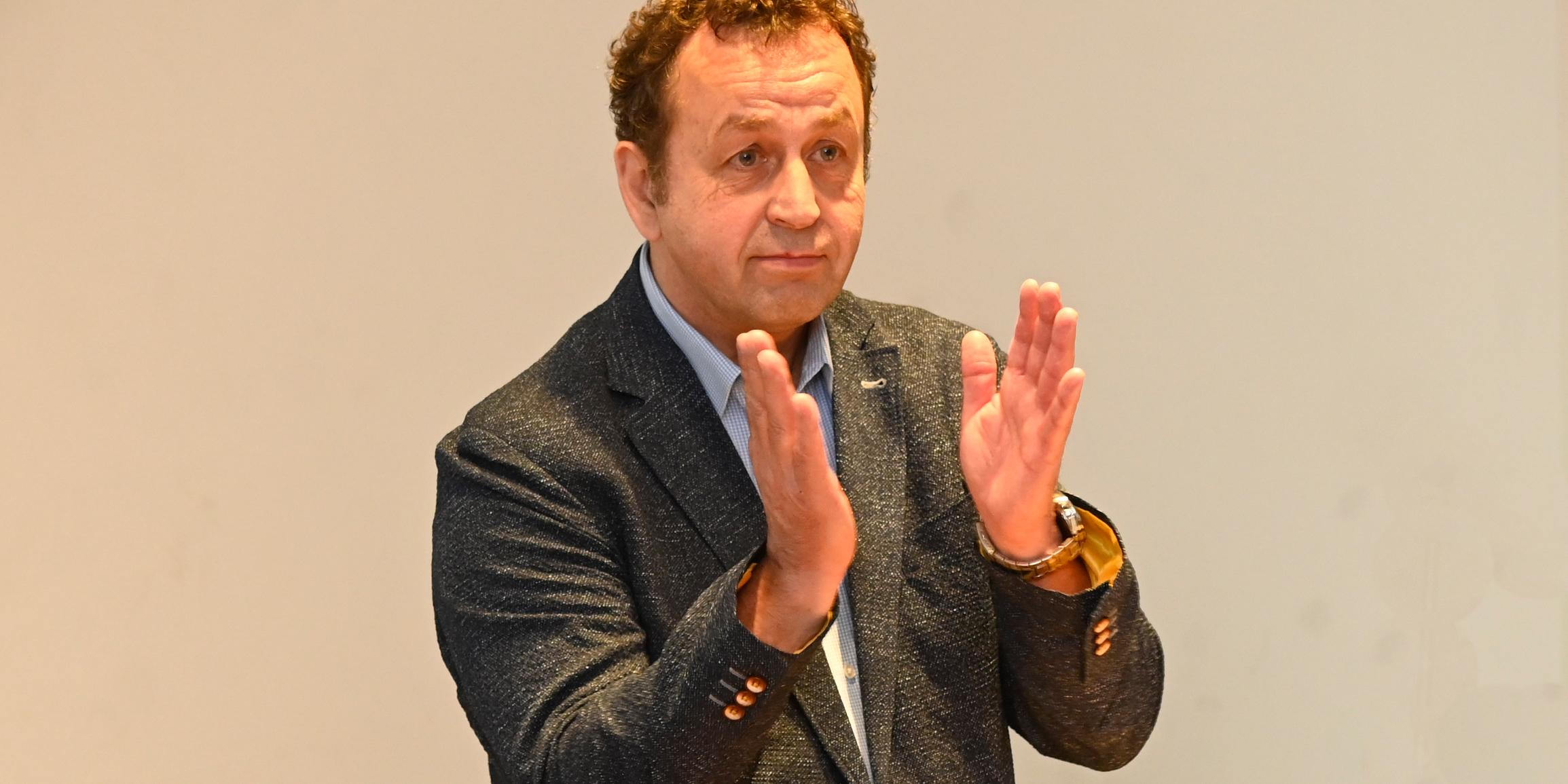 Dirk Jünger spendet bei seiner Verabschiedung dem Auditorium Applaus. ©Axel_Küppers Dirk Jünger spendet bei seiner Verabschiedung dem Auditorium Applaus.