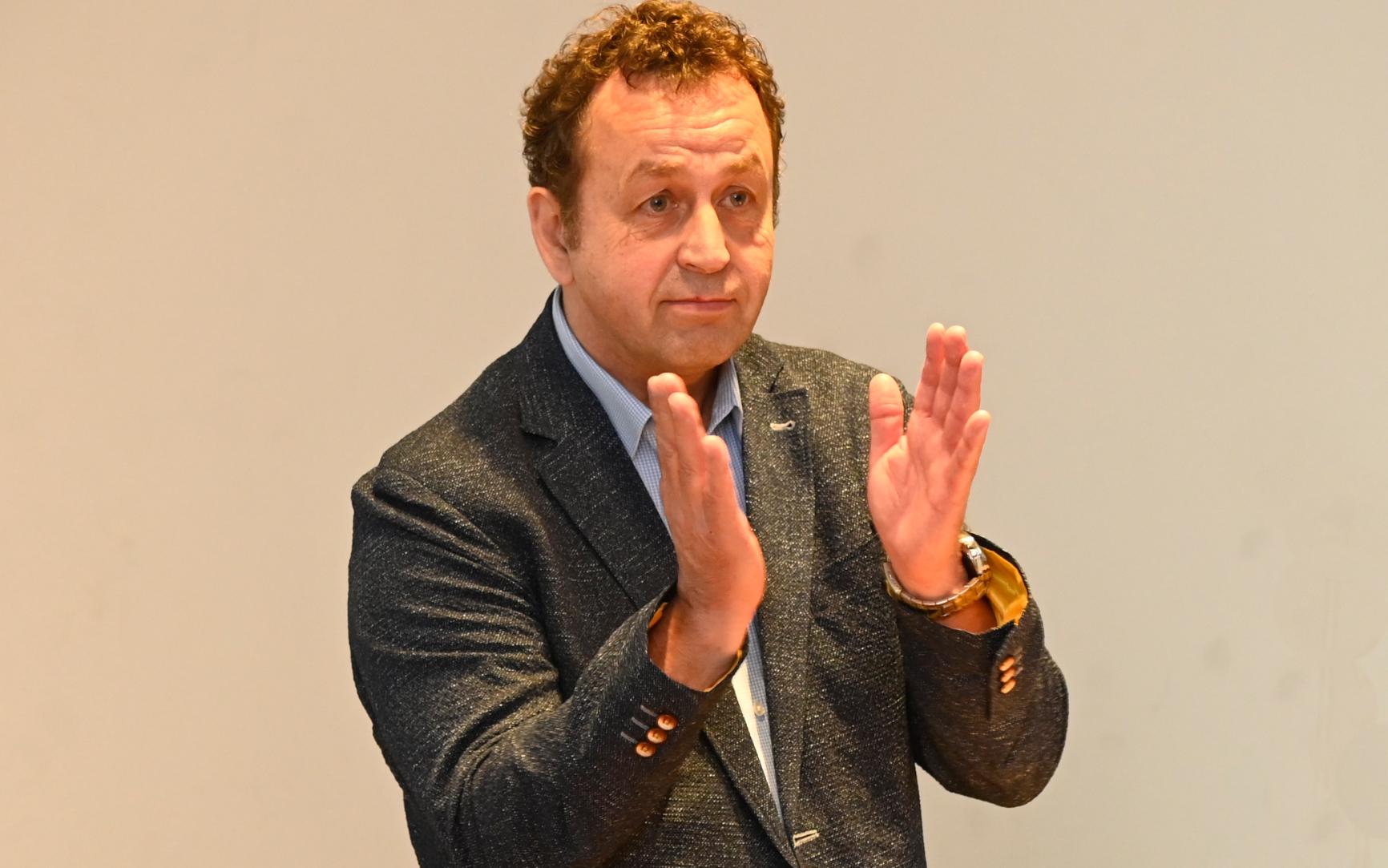 Dirk Jünger spendet bei seiner Verabschiedung dem Auditorium Applaus.