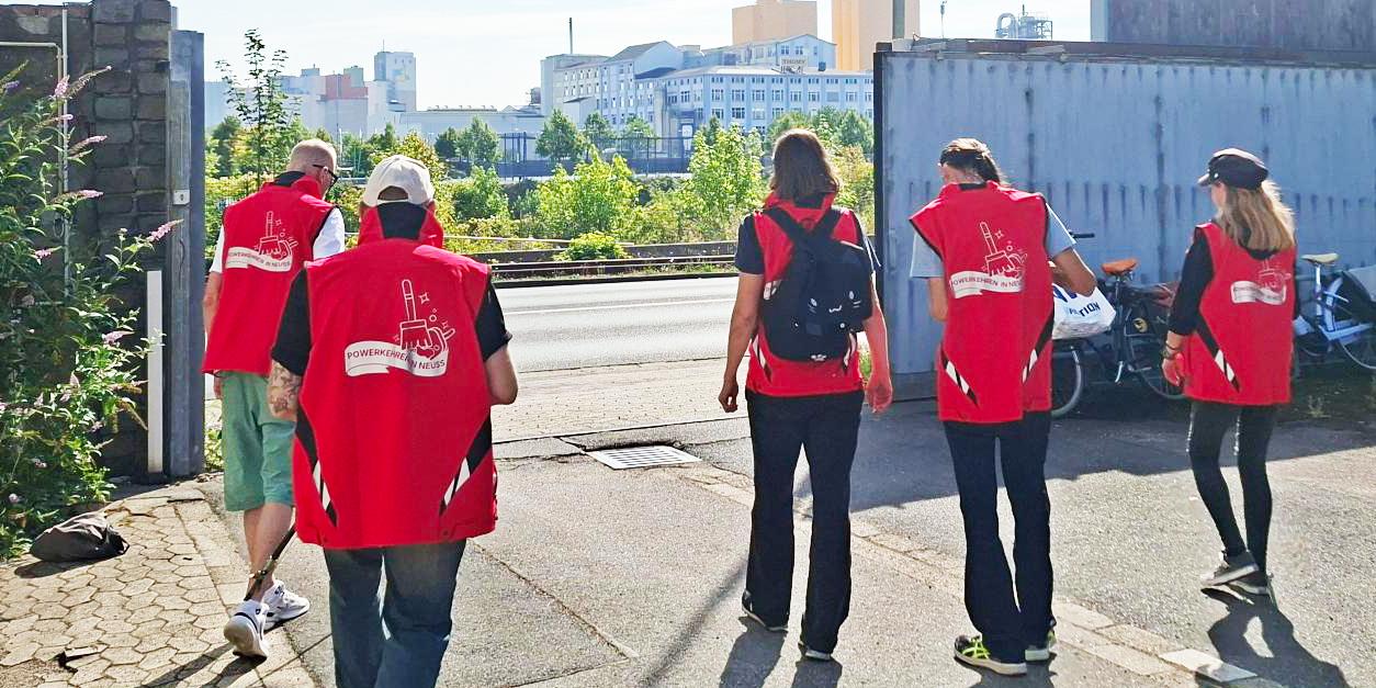 Die Powerkehrer_innen schwärmen ab Kontaktcafé BESIDE aus zu ihrem Reinigungseinsatz in der Neusser City.