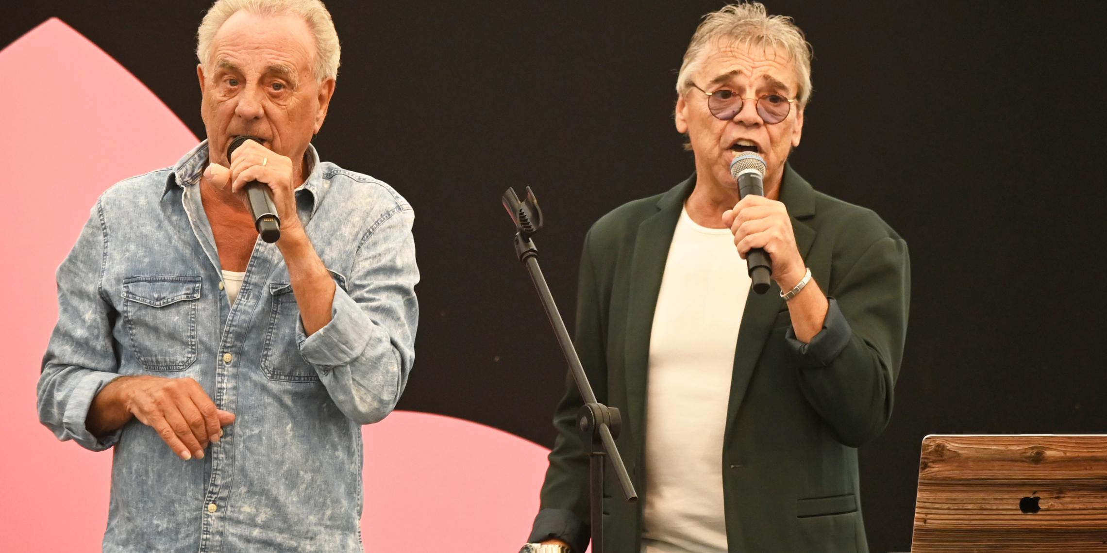 Die Mundart-Musiker Erry Stoklosa und Micky Brühl singen im Zuge des Elisabethtags auf der LAGA-Bühne in Neuss. Bläck Fööss