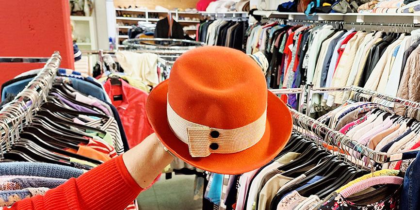 Im Secondhand-Shop Dormagen finden auch modebewusste Damen das Passende. Secondhandshop-Dormagen