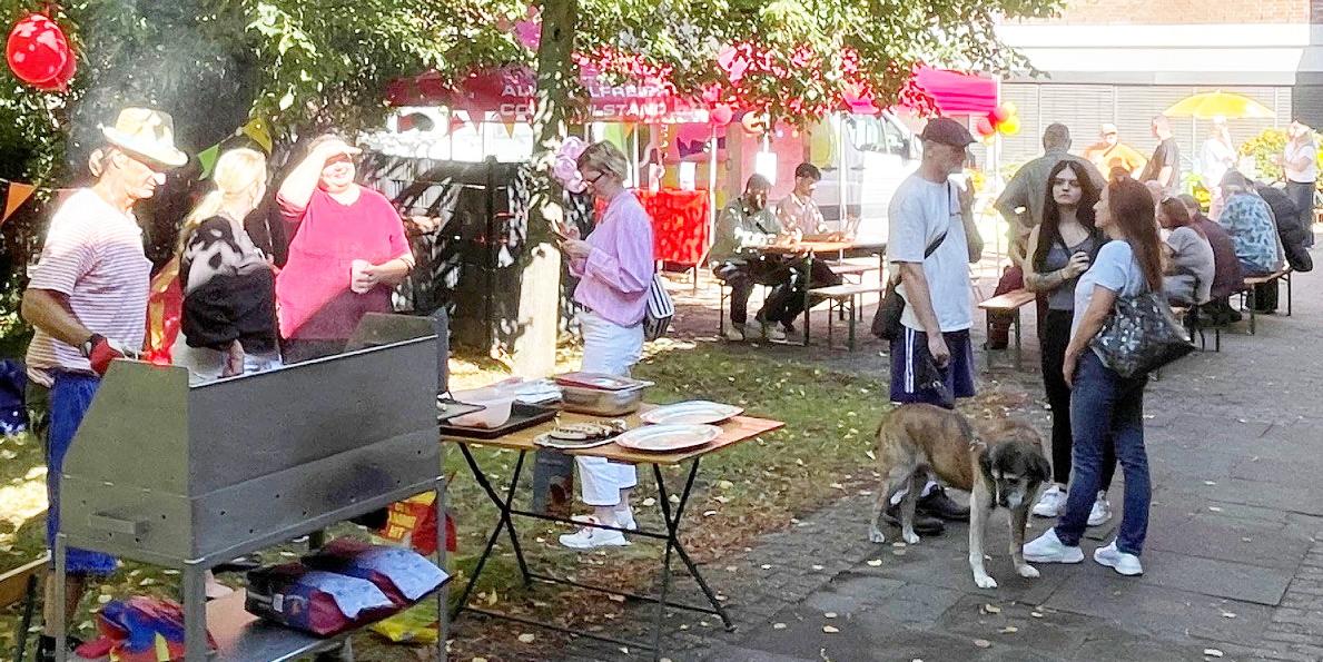 Einen lauen Sommerabend genießen Caritas-Teams und Besucher_innen beim Fest an der Lindenstraße 1 in Grevenbroich. sommerfest GV